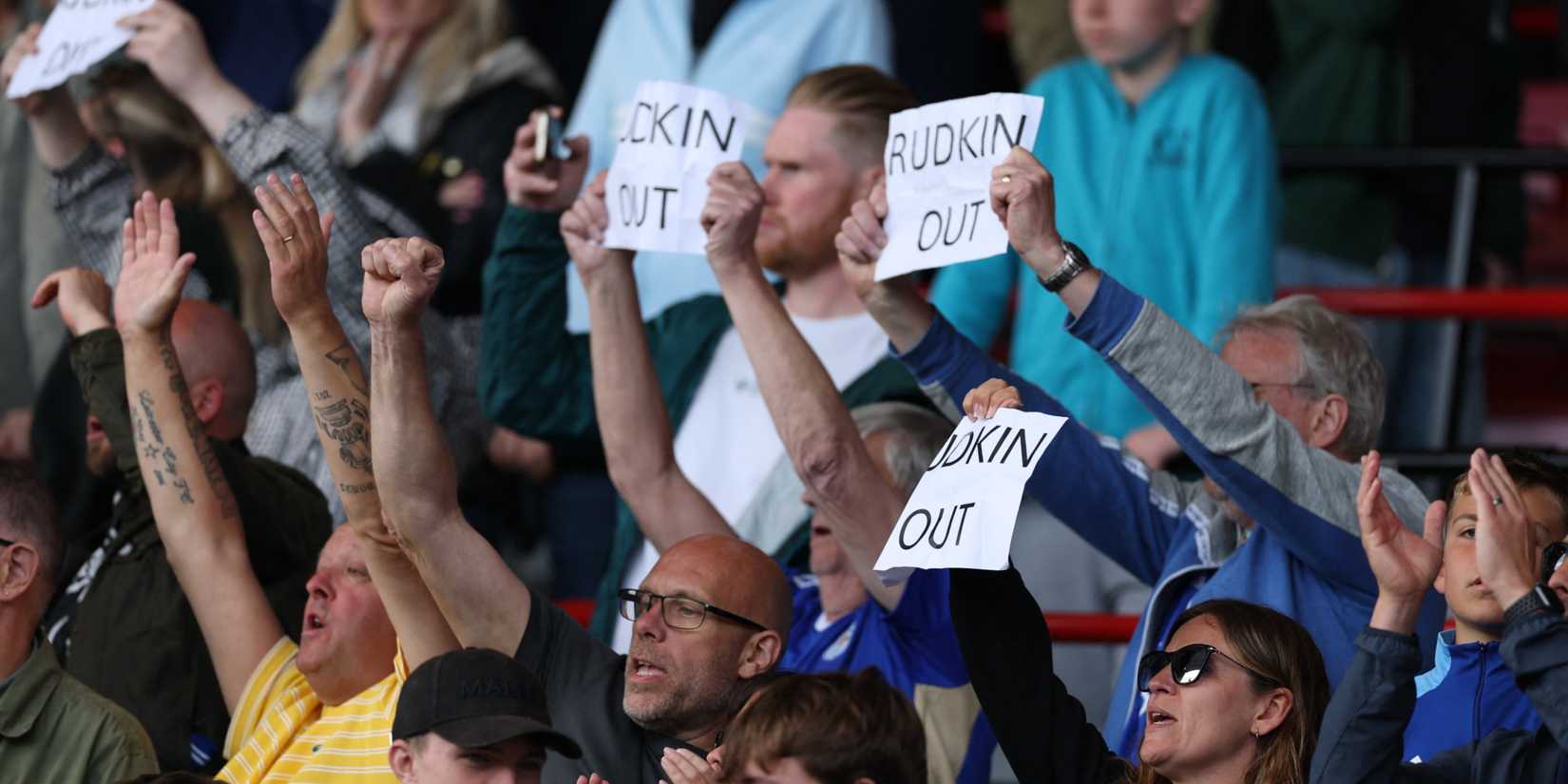 Torcedores do Leicester protestam contra John Rudkin
