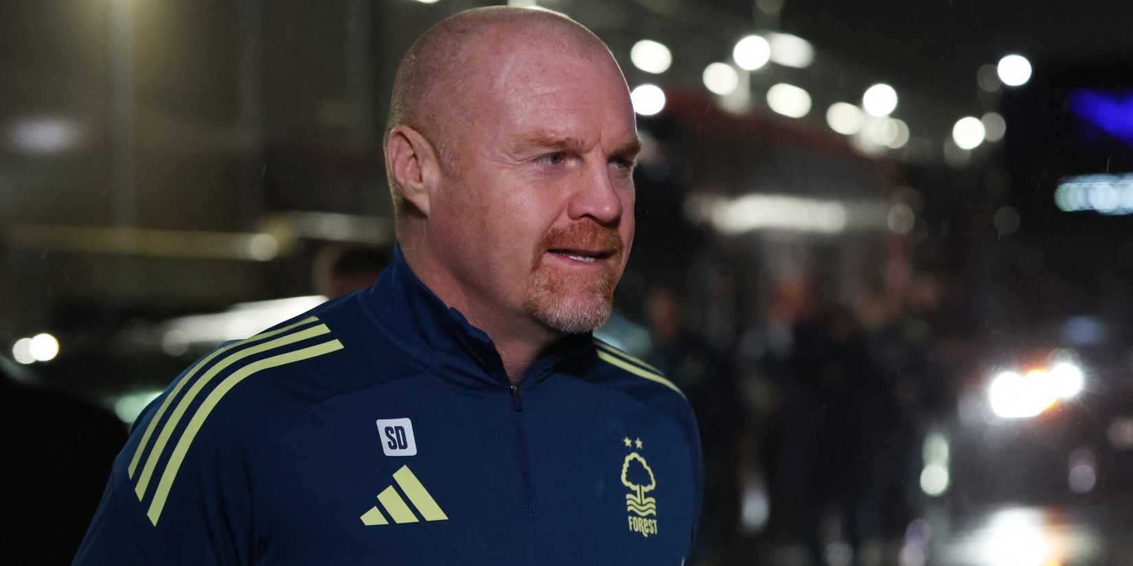 O técnico do Nottingham Forest, Sean Dyche, chega ao estádio antes do jogo