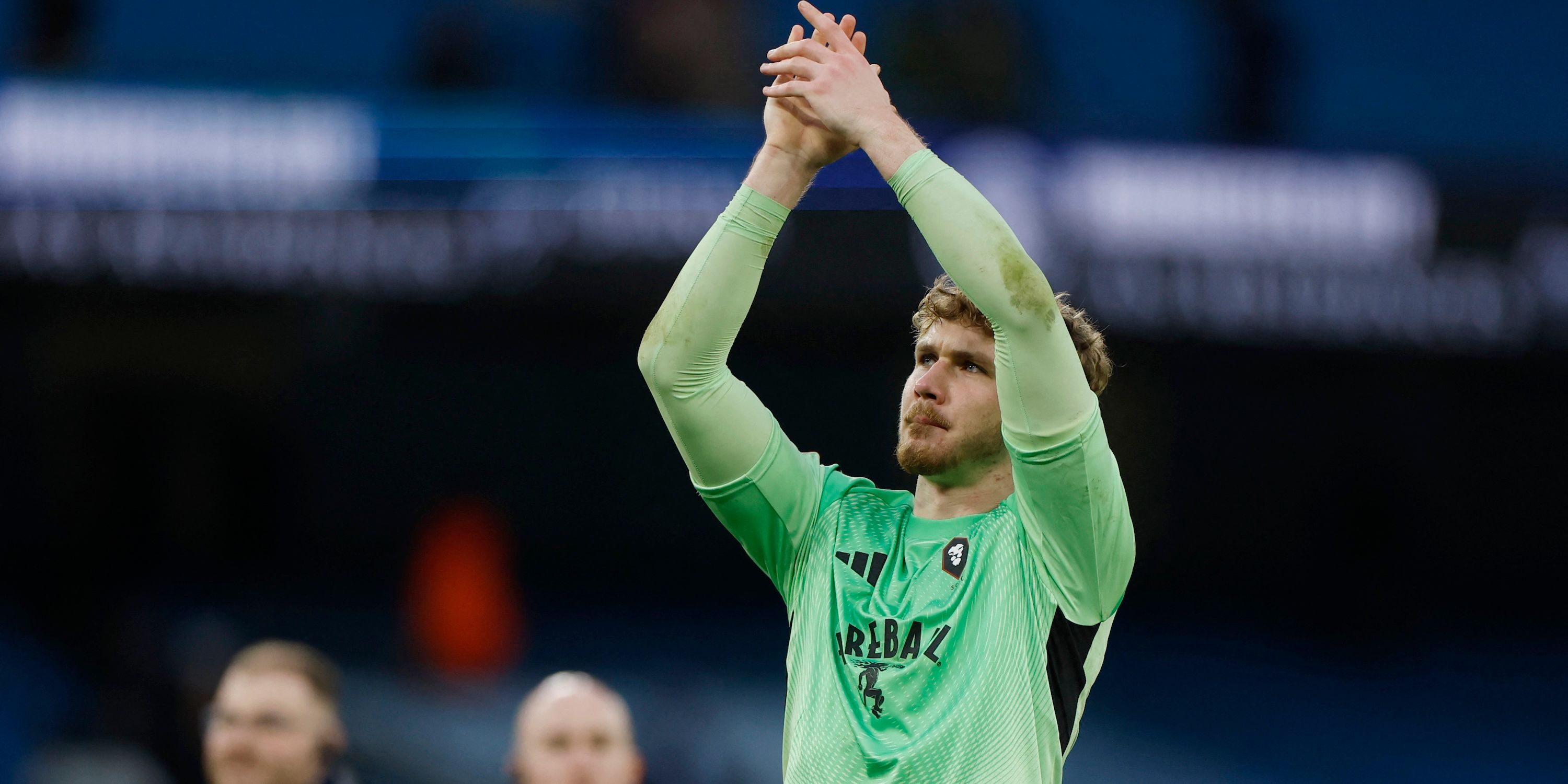 Matthew Young, do Salford City, aplaude seus torcedores após o jogo