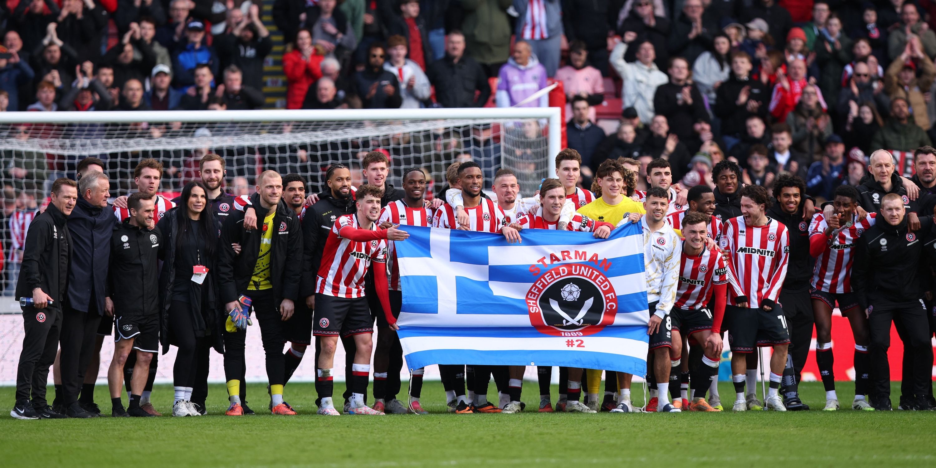 Os jogadores do Sheffield United comemoram após o jogo, já que o Sheffield Wednesday foi rebaixado do campeonato