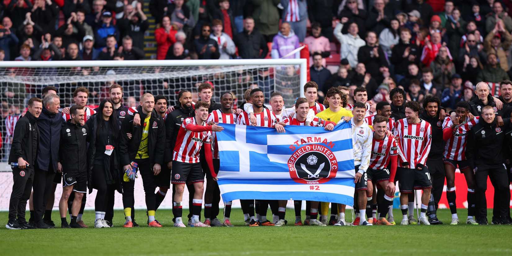 Para pemain Sheffield United merayakannya setelah pertandingan saat Sheffield Wednesday terdegradasi dari Championship