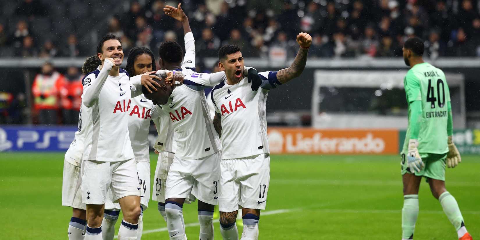 Randall Mewani, do Tottenham Hotspur, comemora seu primeiro gol com João Palinha, Cristian Romero e Dej Spence