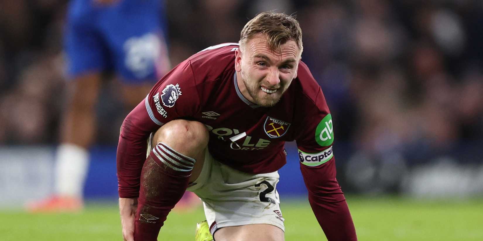 Jarrod Bowen, do West Ham United, reage após se machucar