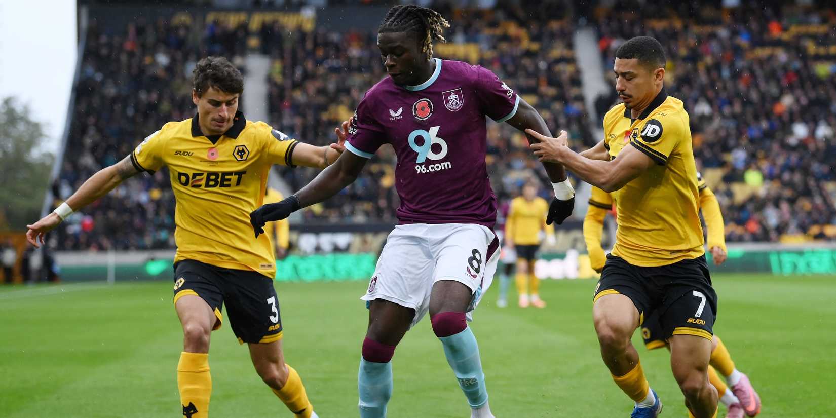 Hugo Bueno e Andre do Wolverhampton Wanderers em ação com Leslie Oguchukwu do Burnley