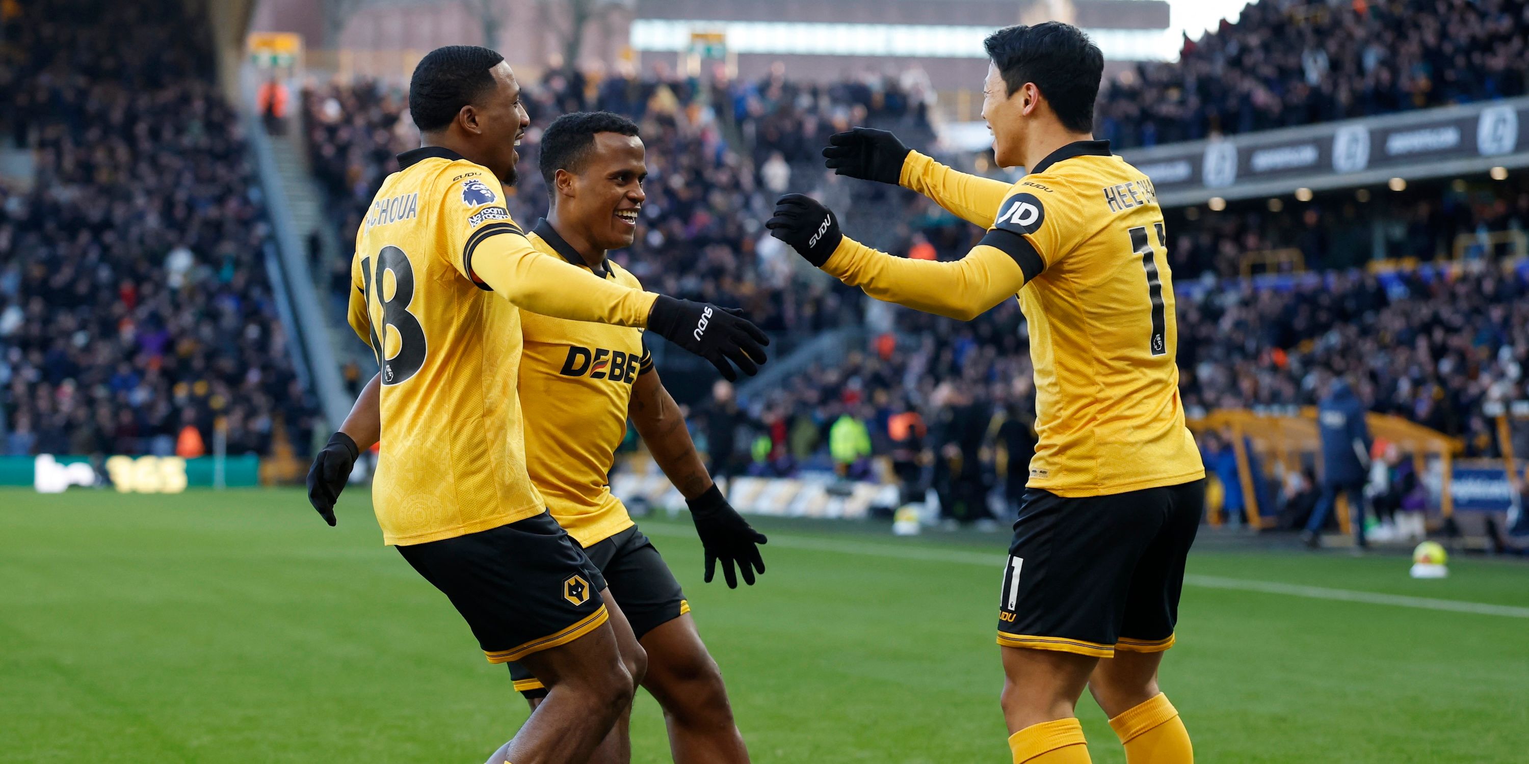 Jon Arias, do Wolverhampton Wanderers, comemora seu primeiro gol com Jackson Chichua e Hwang Hee-chan