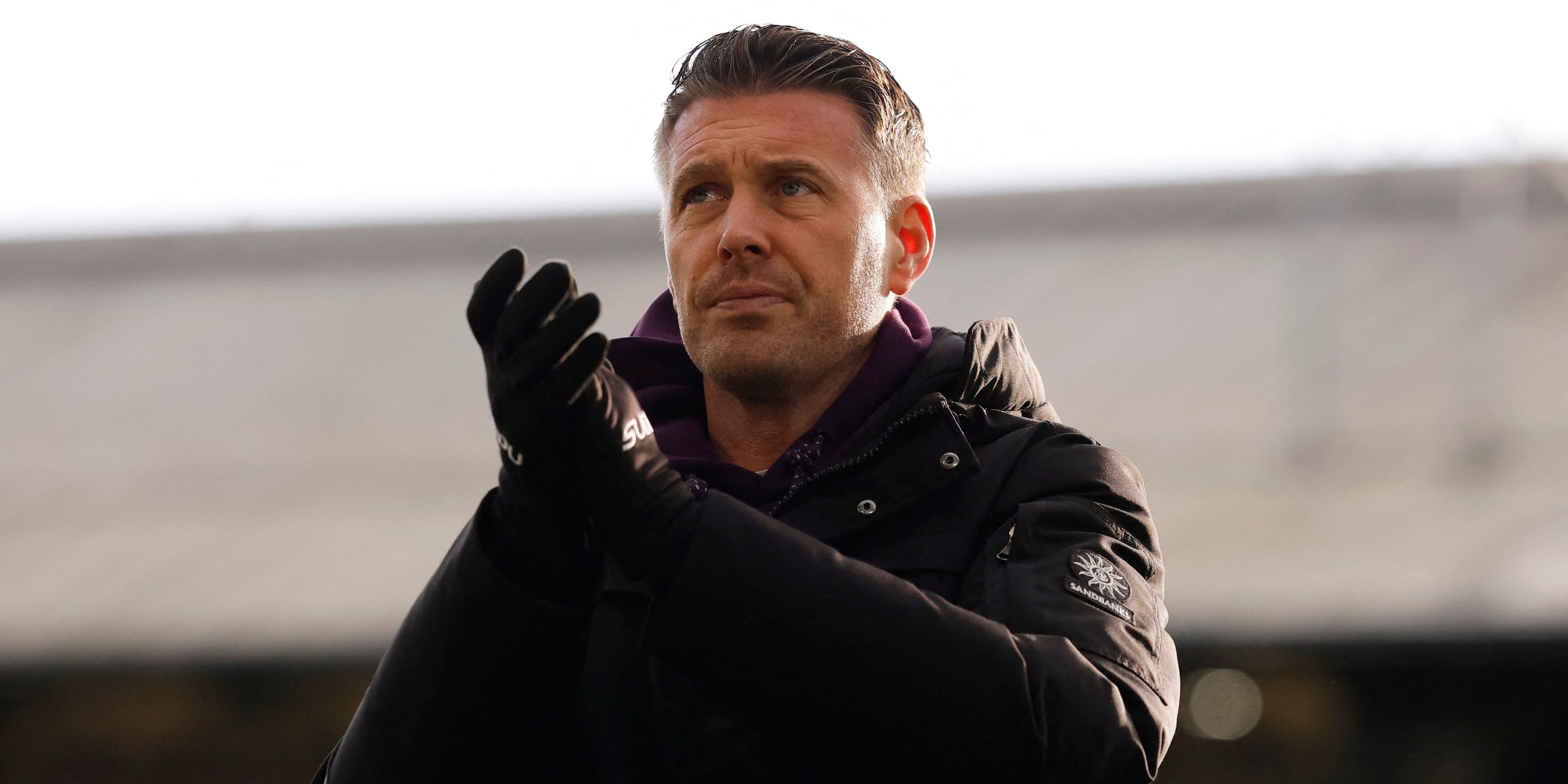 O técnico do Wolverhampton Wanderers, Rob Edwards, aplaude os torcedores após o jogo 