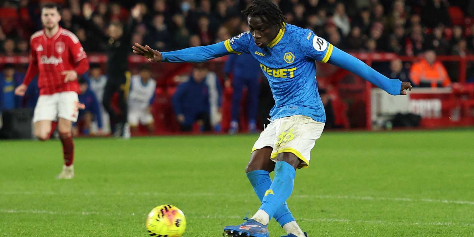 Mattis Mane, do Wolverhampton Wanderers, chuta para o gol 