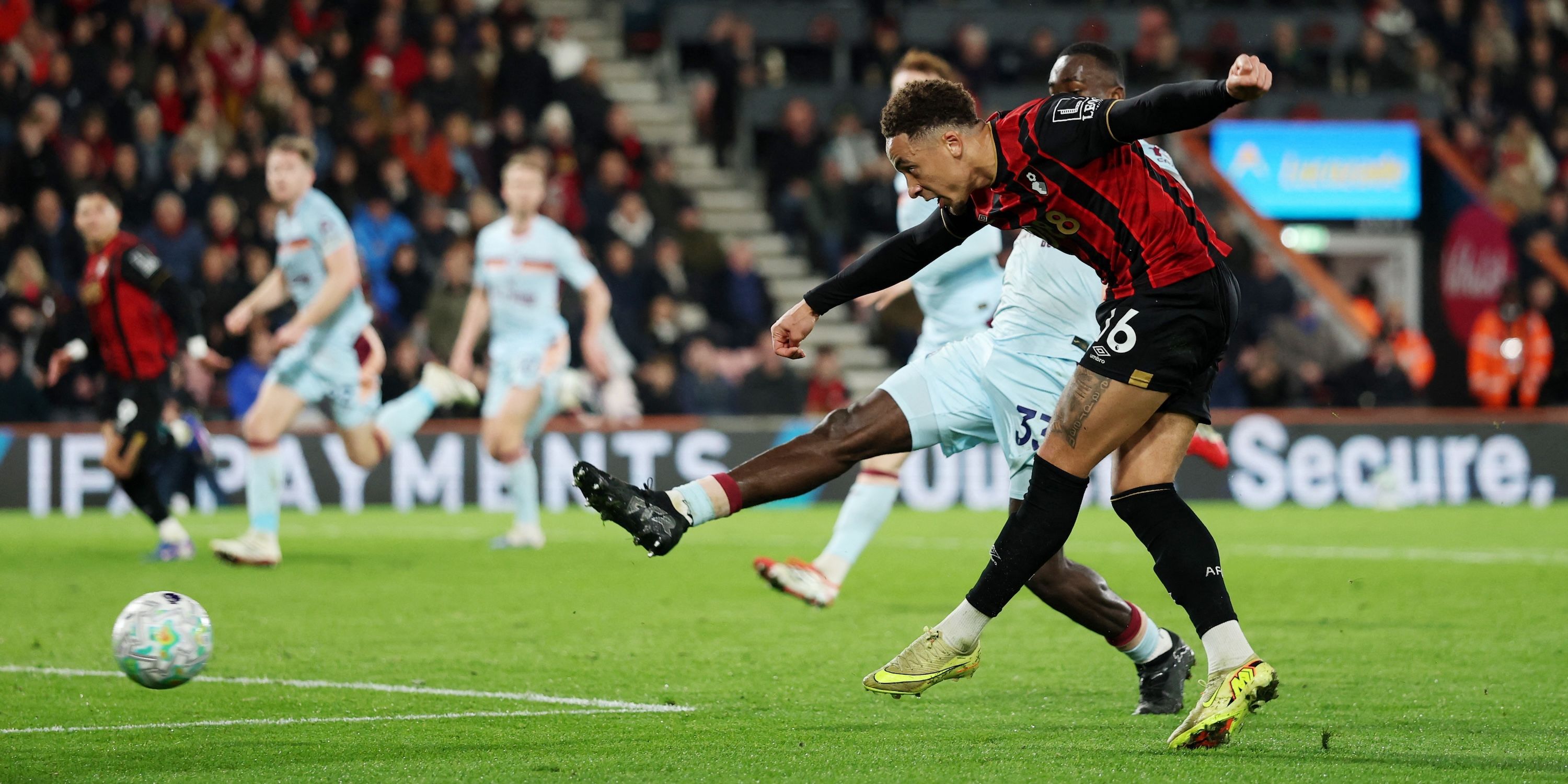   Marcus Tavernier, del AFC Bournemouth, dispara al gol 