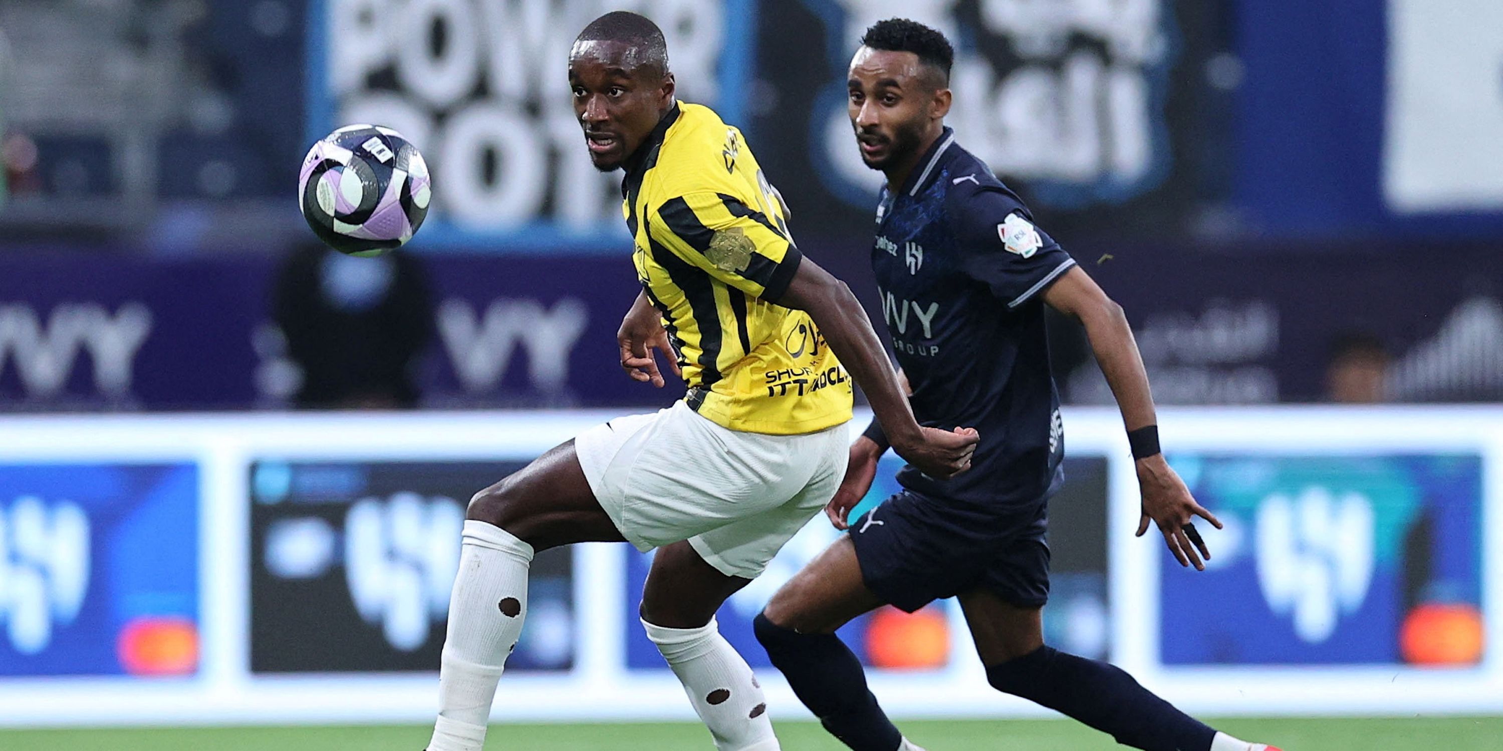 Al-Ittihad Musa Diabi em ação com al-Hilal Mutaba al-Harbi