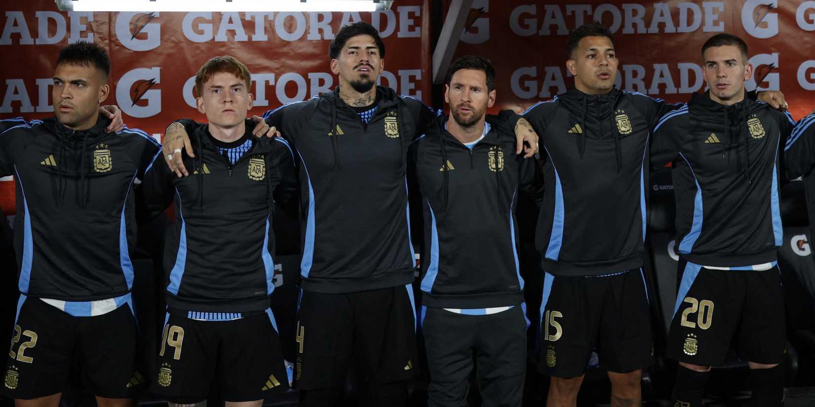     Os argentinos Lotaro Martinez, Valentin Barco, Kevin Lomonaco, Lionel Messi, Facundo Medina e Franco Mastonton