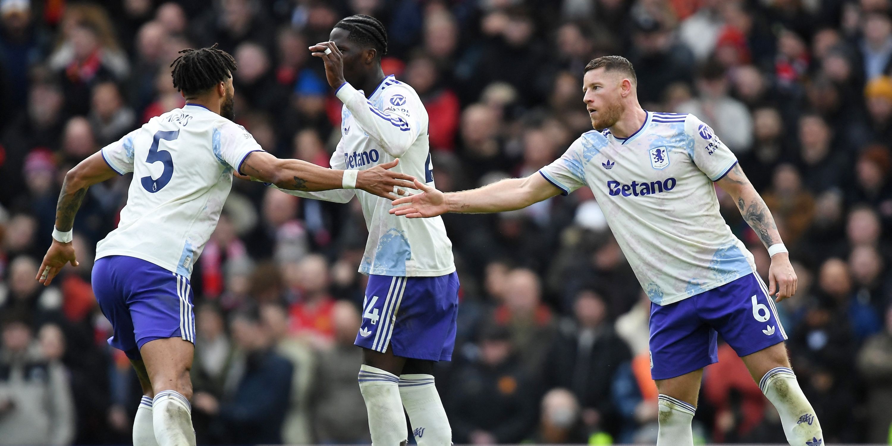 Ross Barkley, do Aston Villa, comemora seu primeiro gol com Tyrone Mings