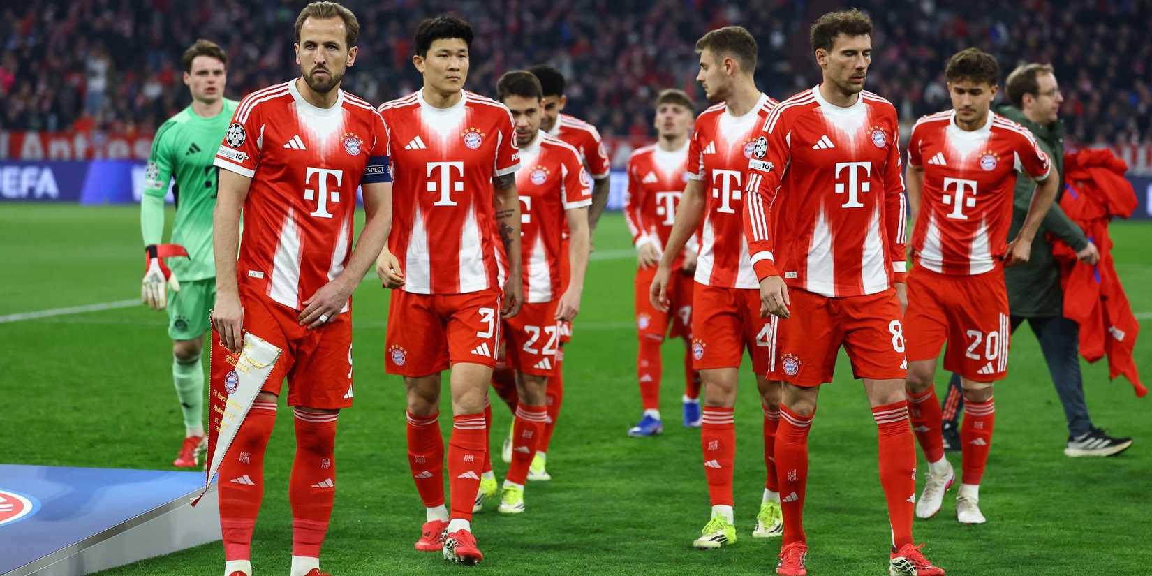 Bayern Munich's Harry Kane, Kim Min-jae and Leon Goretzka with teammates before the match
