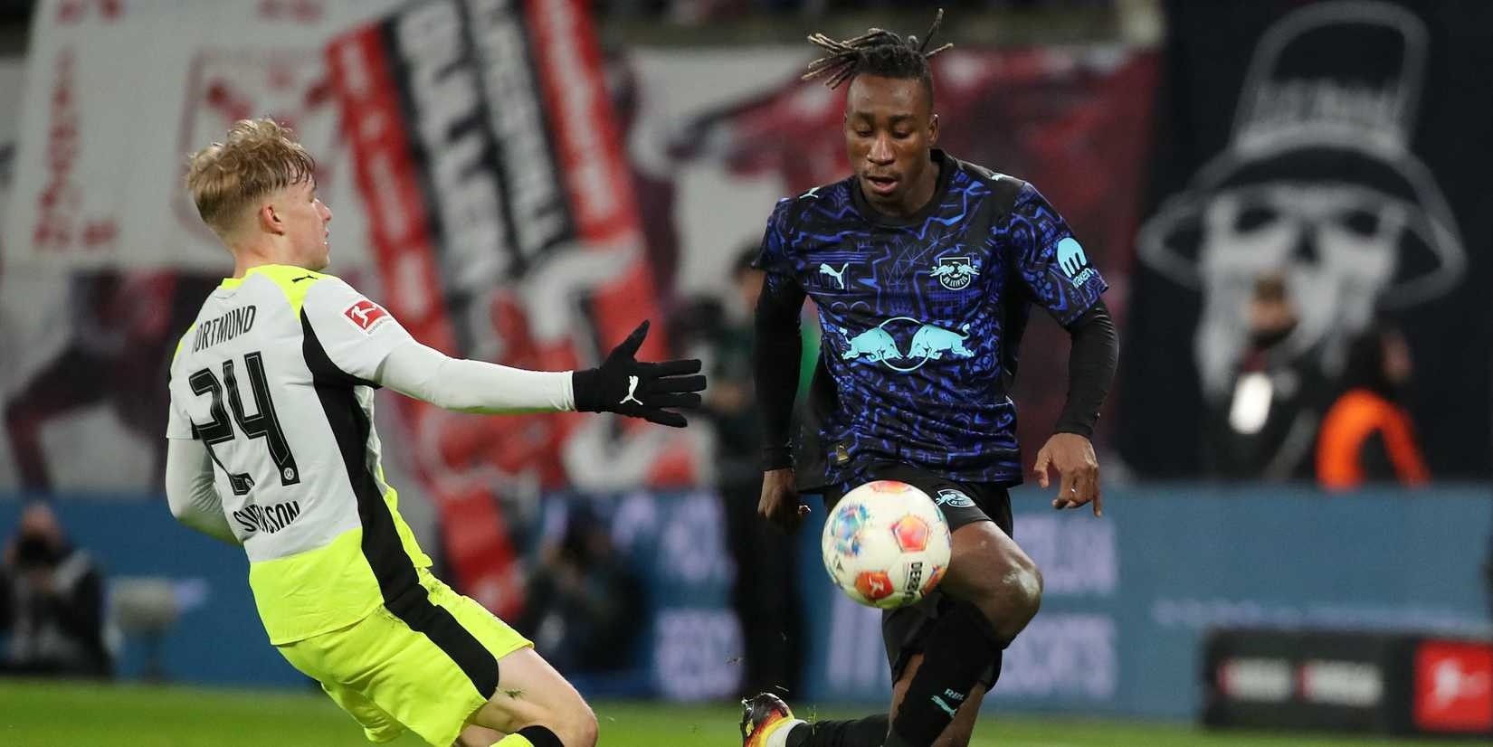 Daniel Svensson, do Borussia Dortmund, em ação com Jan Diemond, do RB Leipzig