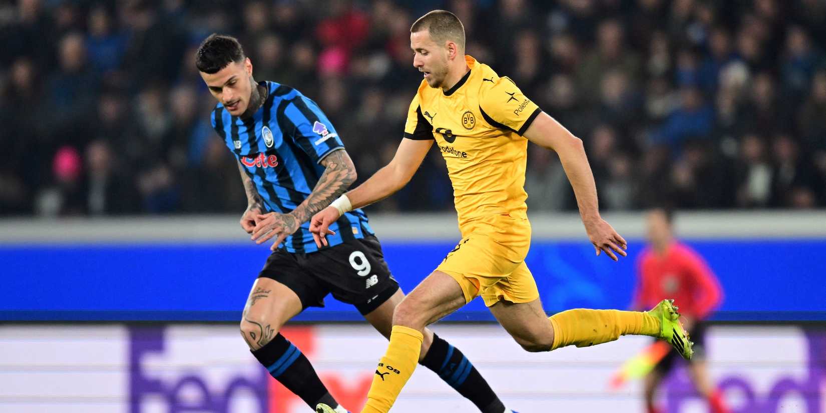 Borussia Dortmund's Waldemar Anton in action with Atalanta's Gianluca Scamacca