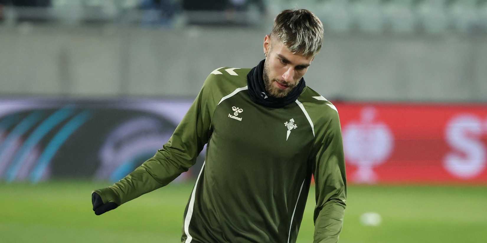 Oscar Mengueza, do Celta Vigo, durante o aquecimento pré-jogo 