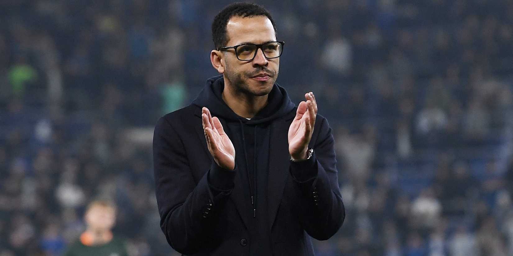 Manajer Chelsea Liam Rosenior memberi tepuk tangan kepada para penggemar setelah pertandingan