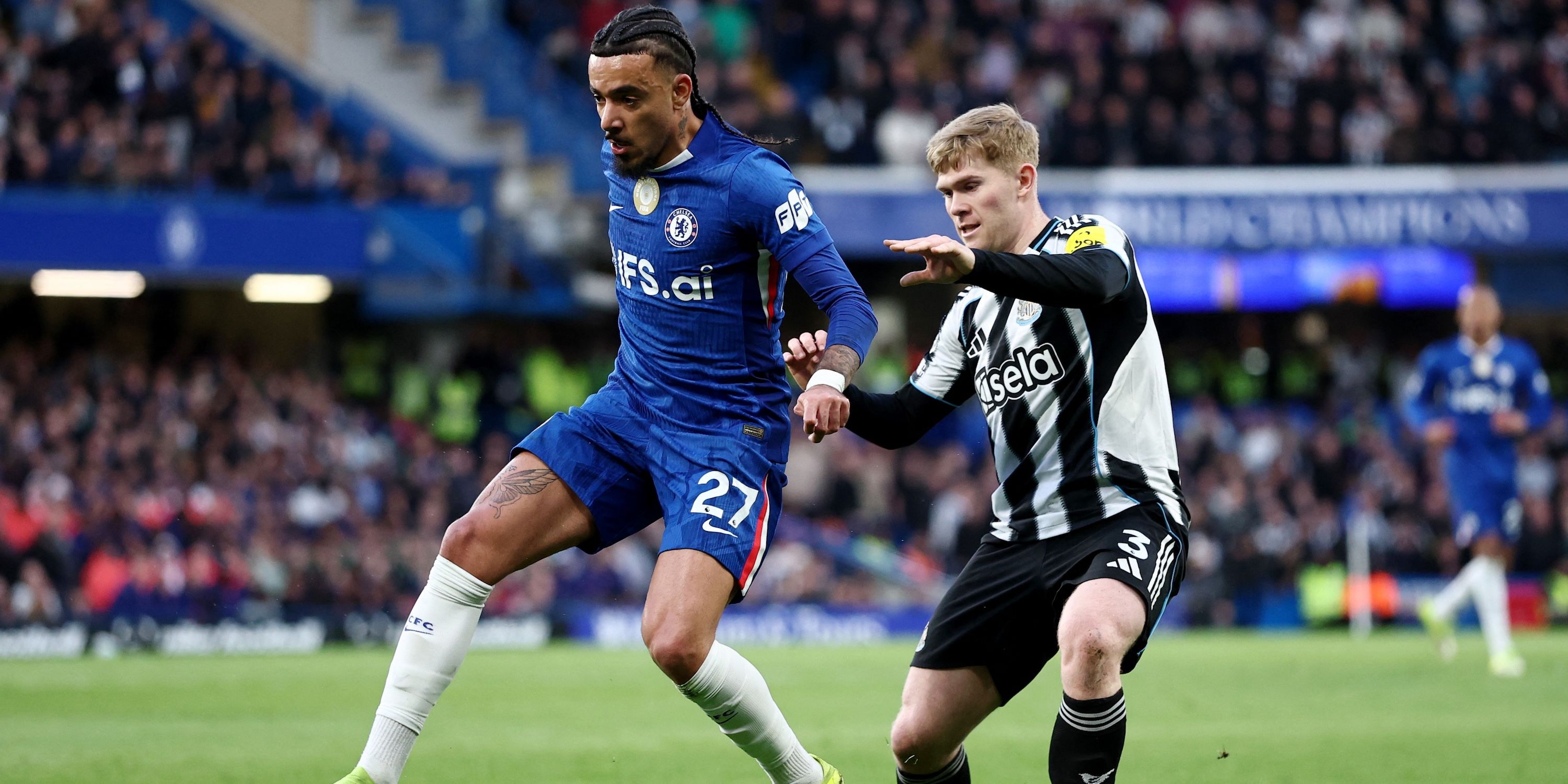 Malo Gusto del Chelsea en acción con Lewis Hall del Newcastle United
