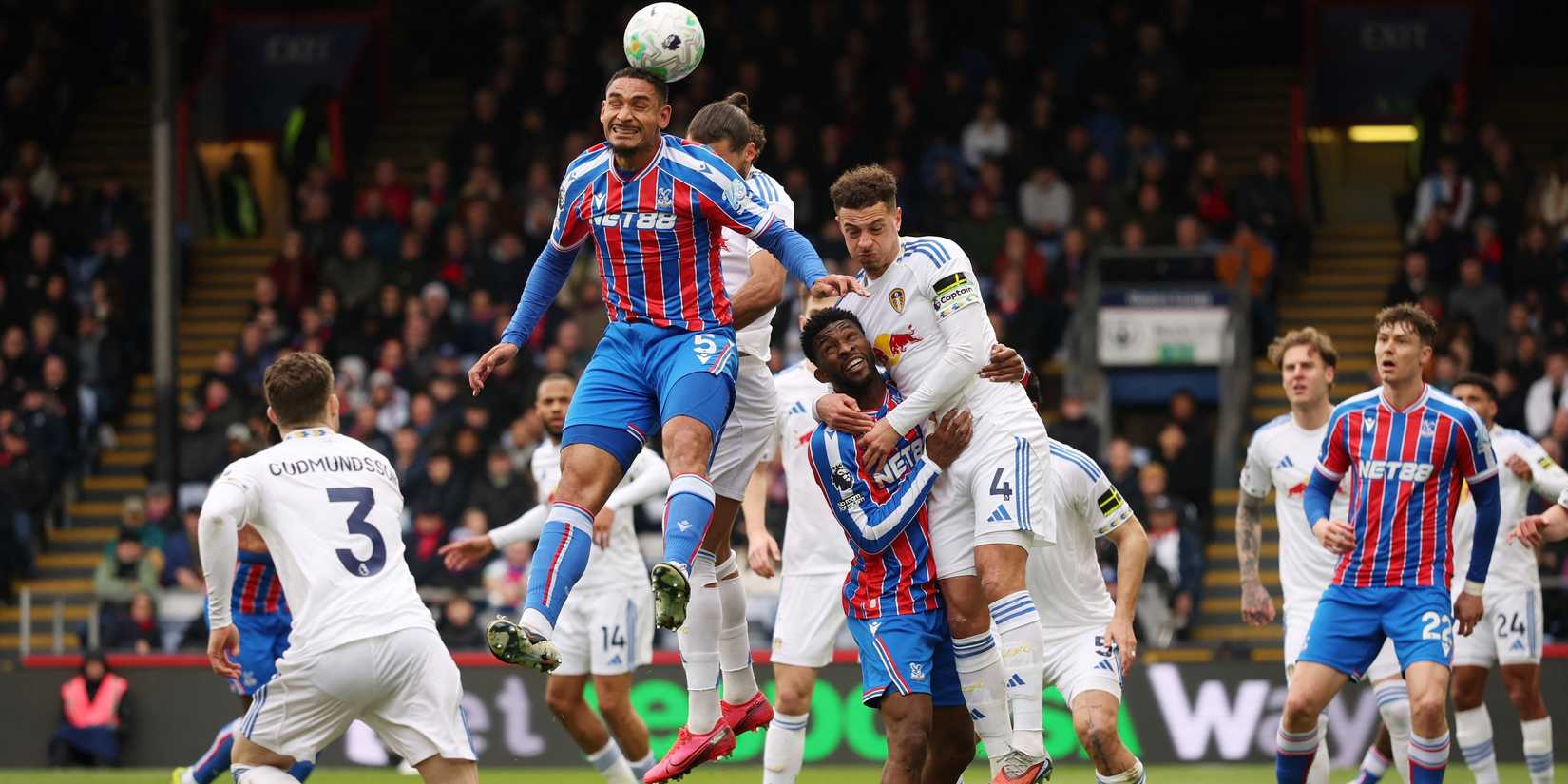 Maxence Lacroix e Jefferson Lerma do Crystal Palace em ação com Ethan Ampadu do Leeds United e Dominic Calvert-Lewin