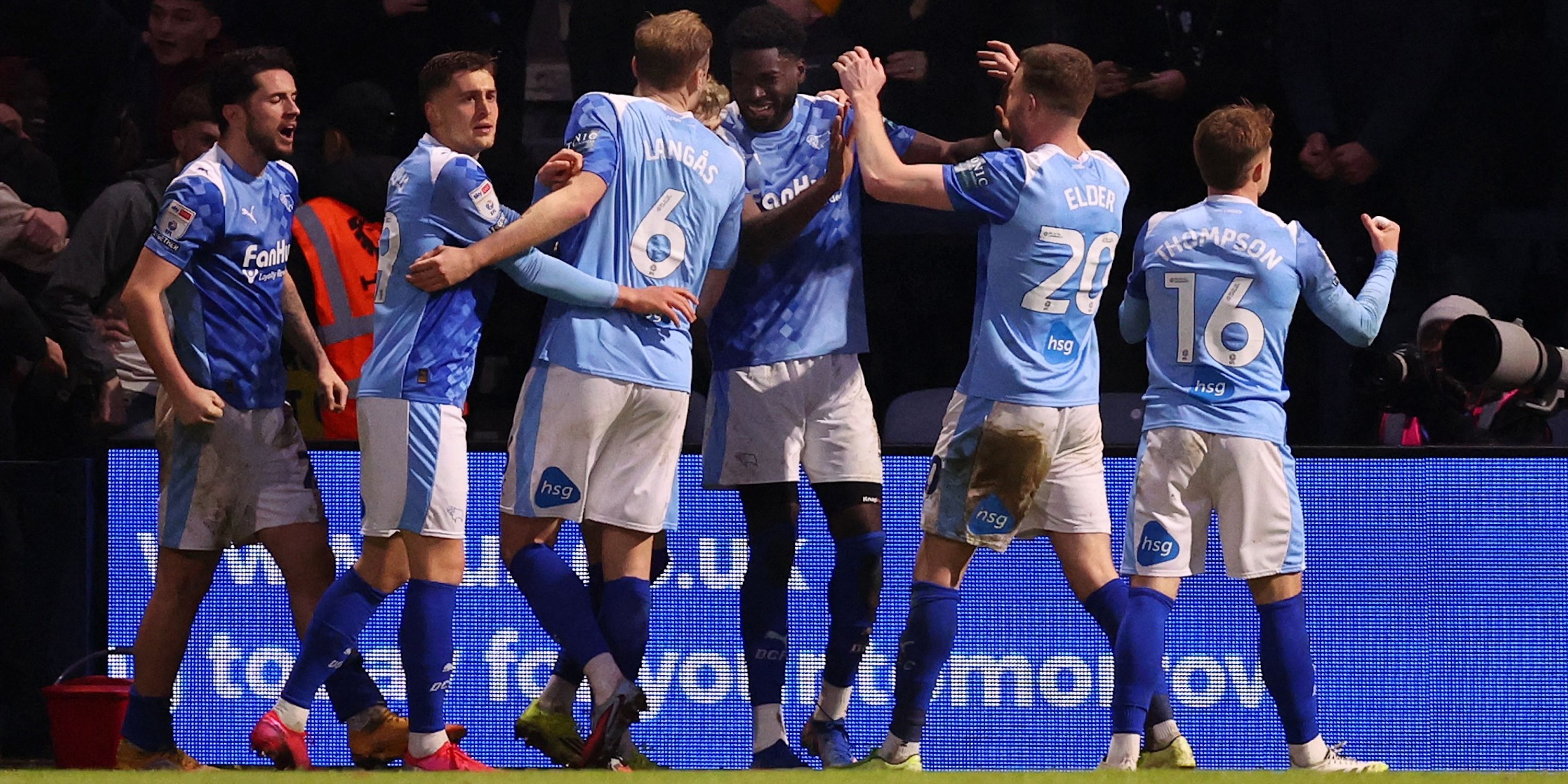 Patrick Agyeming, do Derby County, comemora com seus companheiros após marcar seu primeiro gol