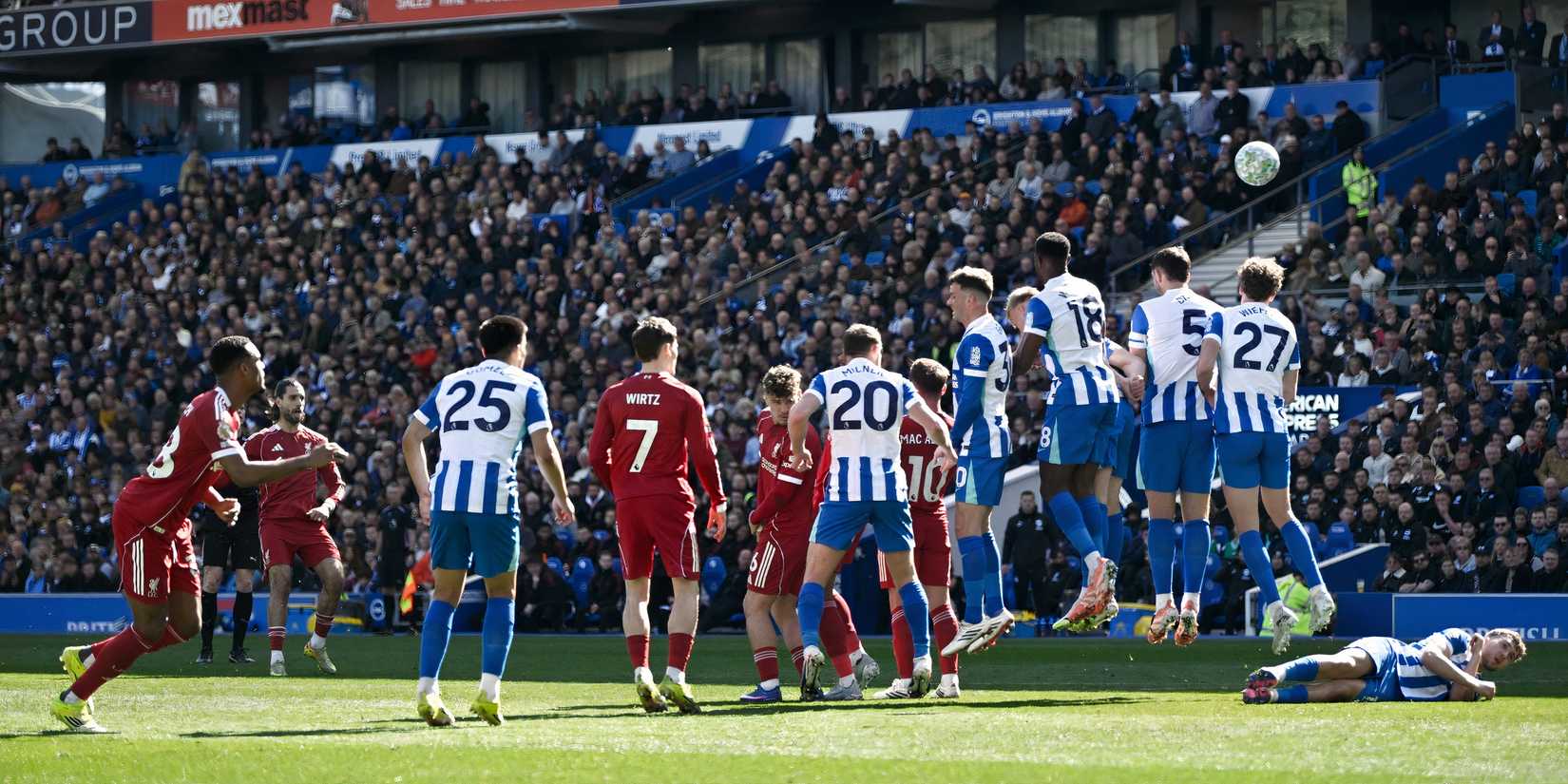 Dominik Soboszli pontapé livre para o Liverpool