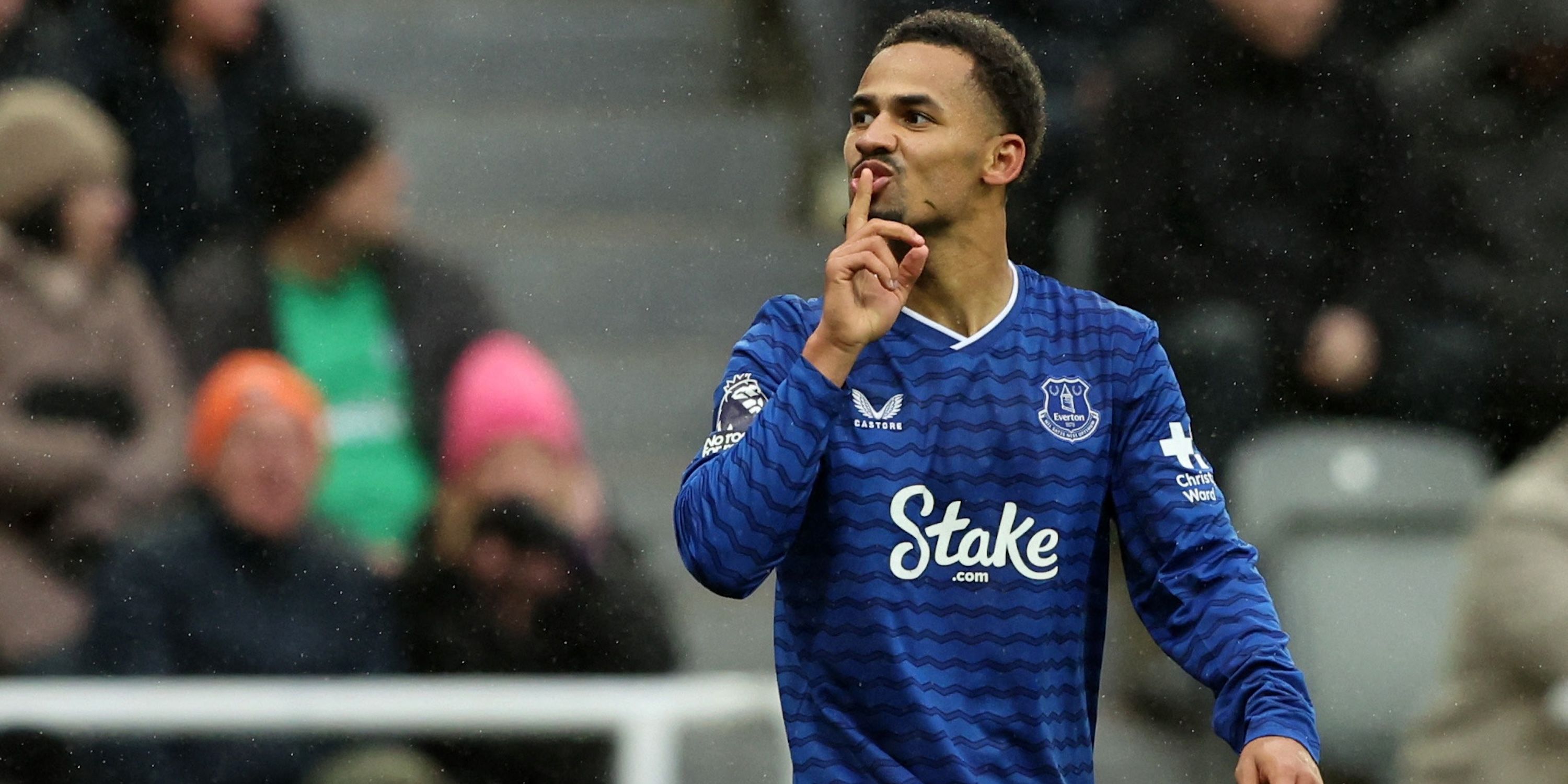 Elliman Ndayi, do Everton, comemora o terceiro gol de Thirano Barry 