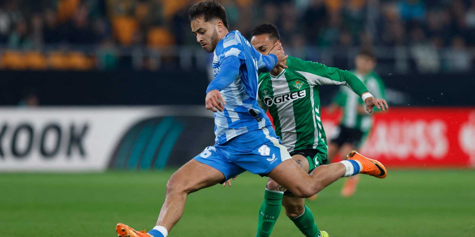     Souffian El Karouani, do FC Utrecht, em ação com Anthony, do Real Betis