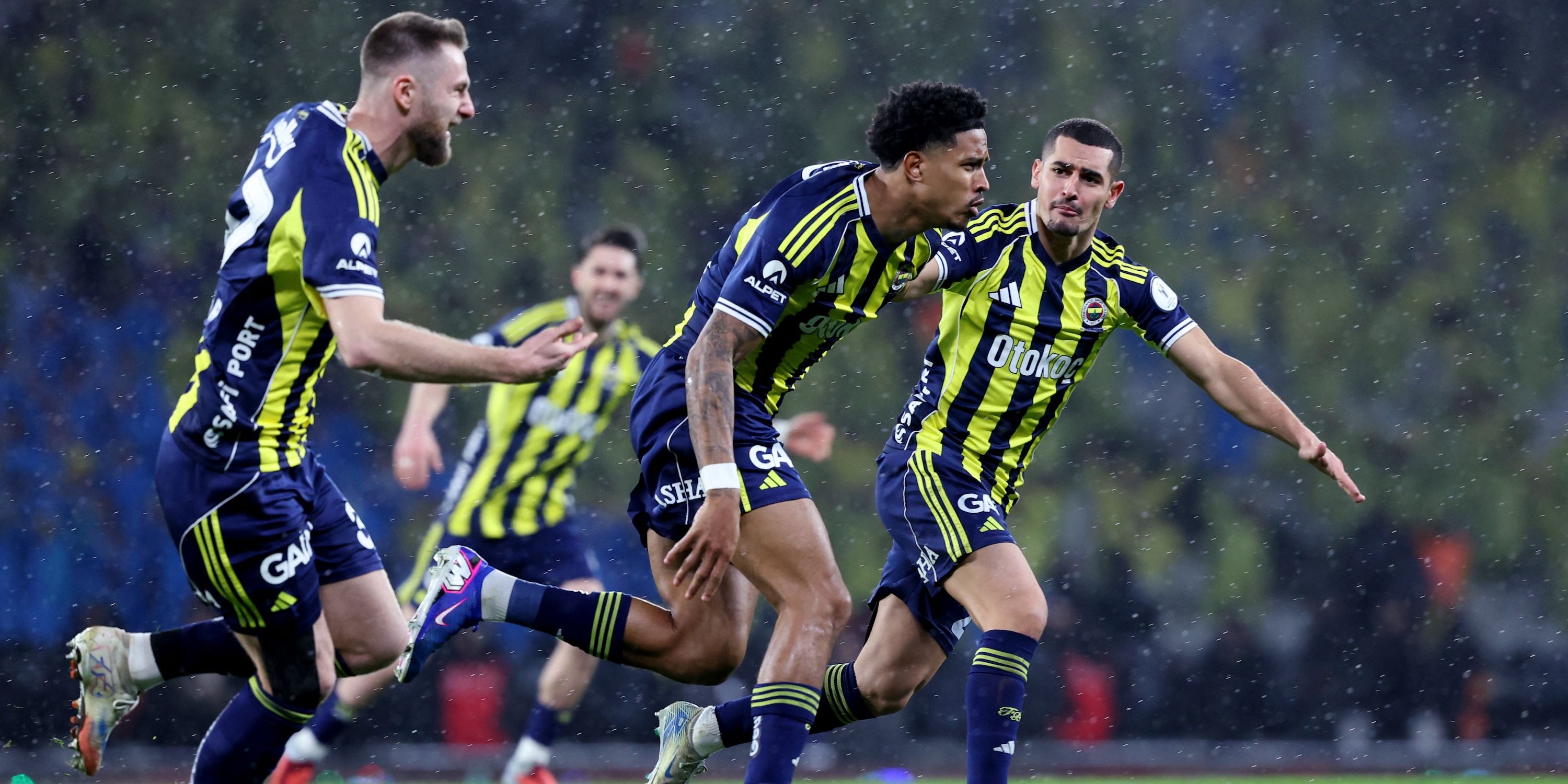 Jayden Oosterwolde, do Fenerbahçe, comemora o segundo gol 