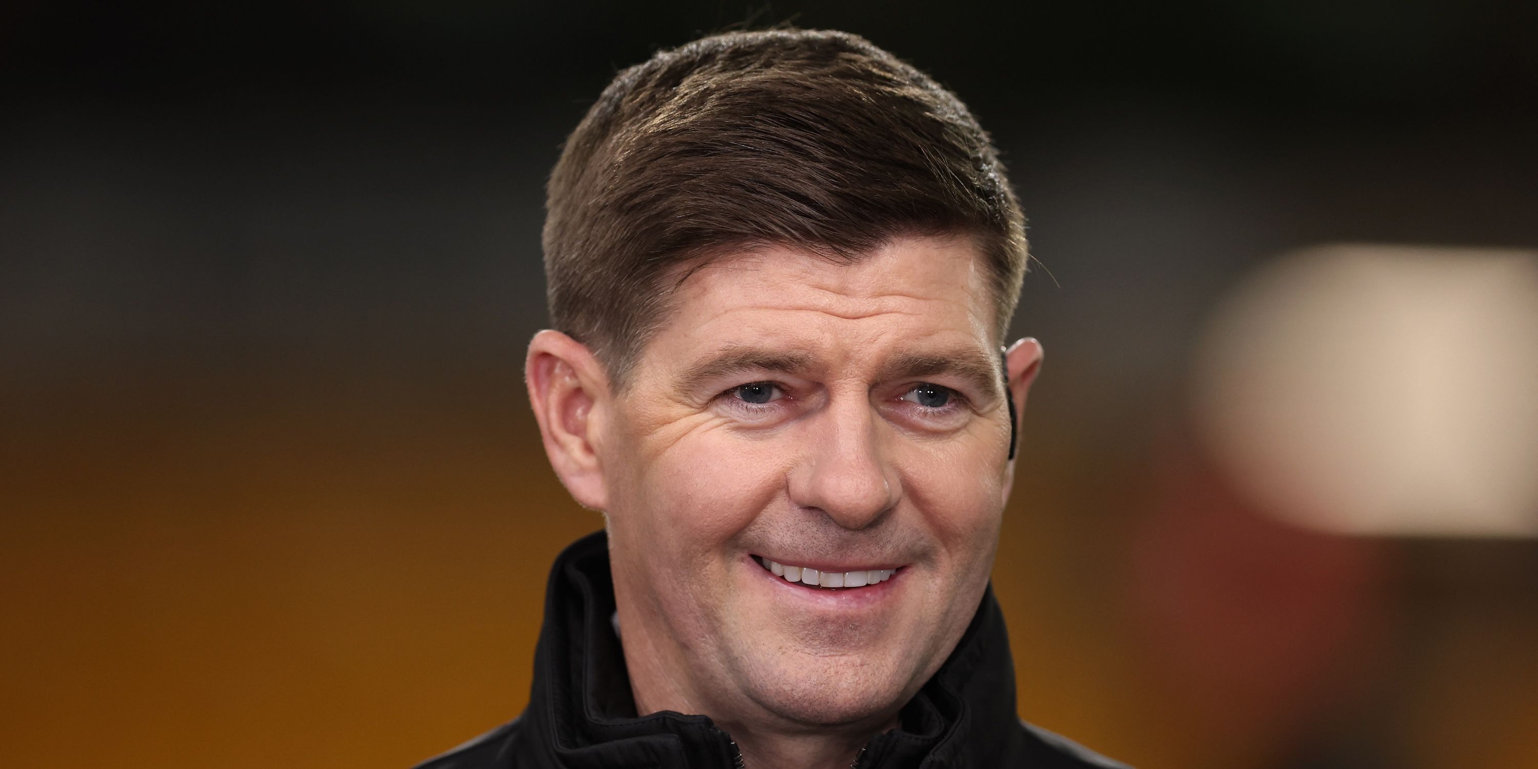 Ex-jogador do Liverpool Steven Gerrard dentro do estádio antes da partida