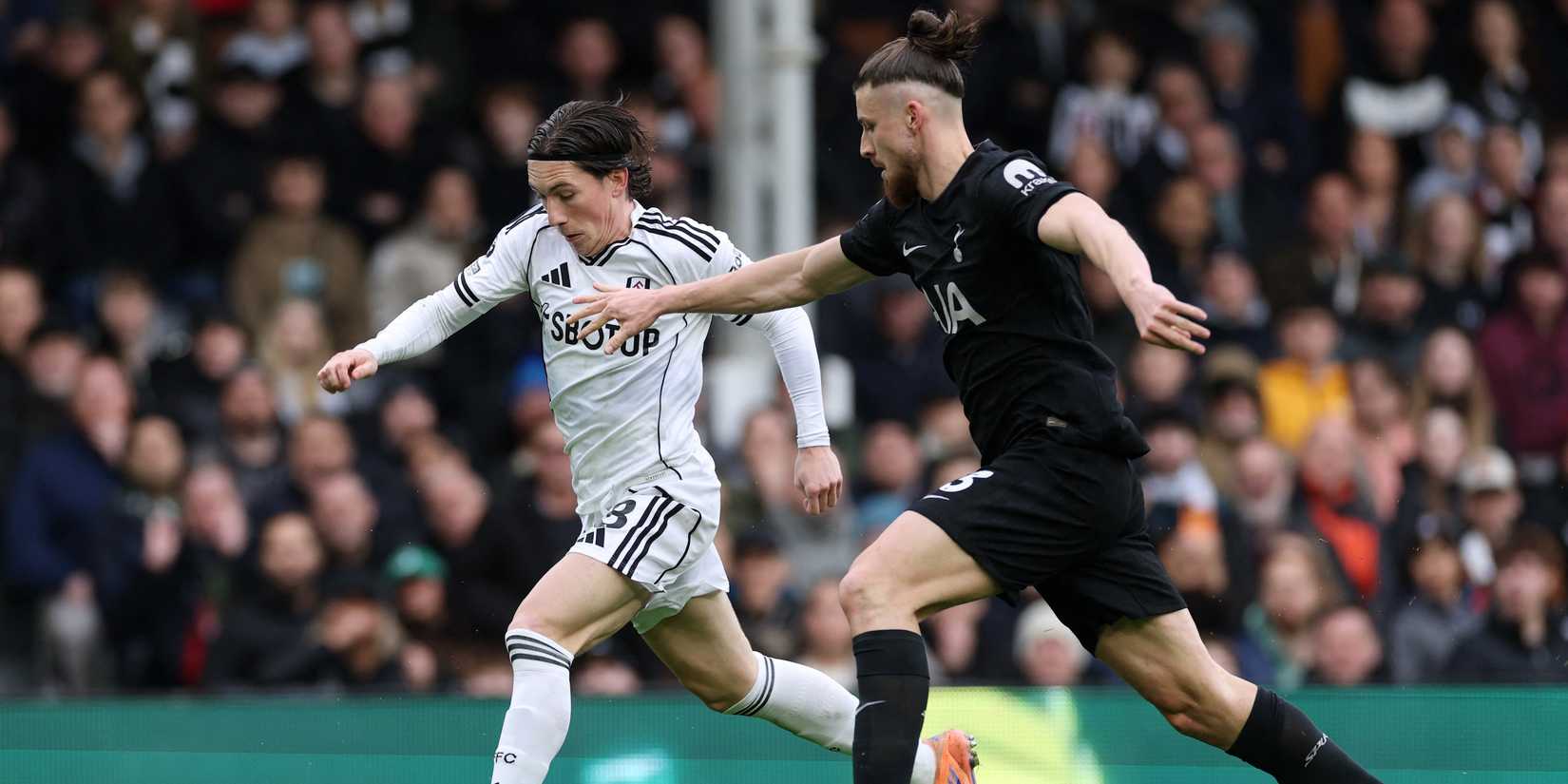 Harry Wilson, do Fulham, em ação com Rado Dragosin, do Tottenham Hotspur