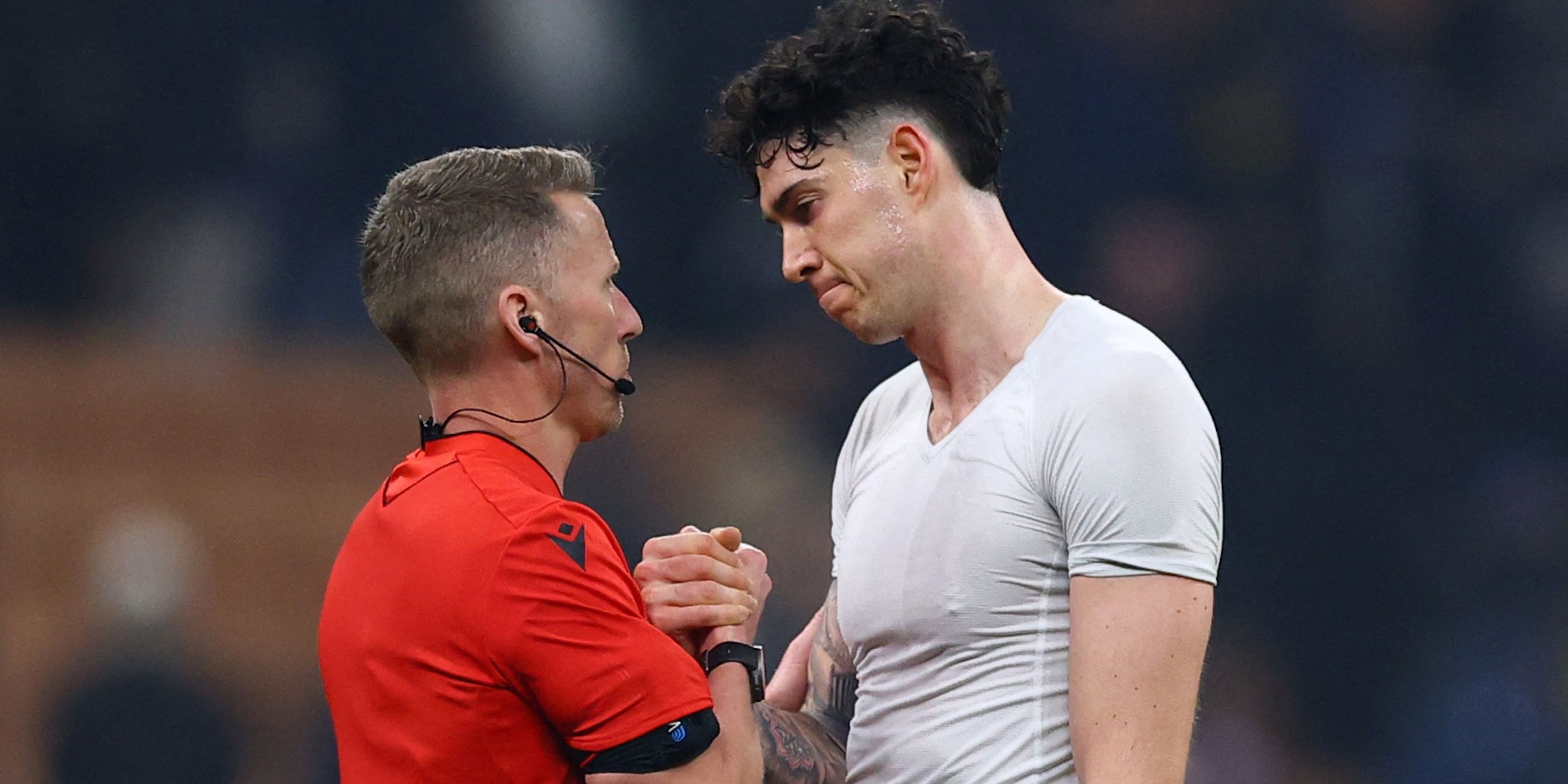 Alessandro Bastoni, do Inter de Milão, cumprimenta o árbitro Alejandro Hernandez