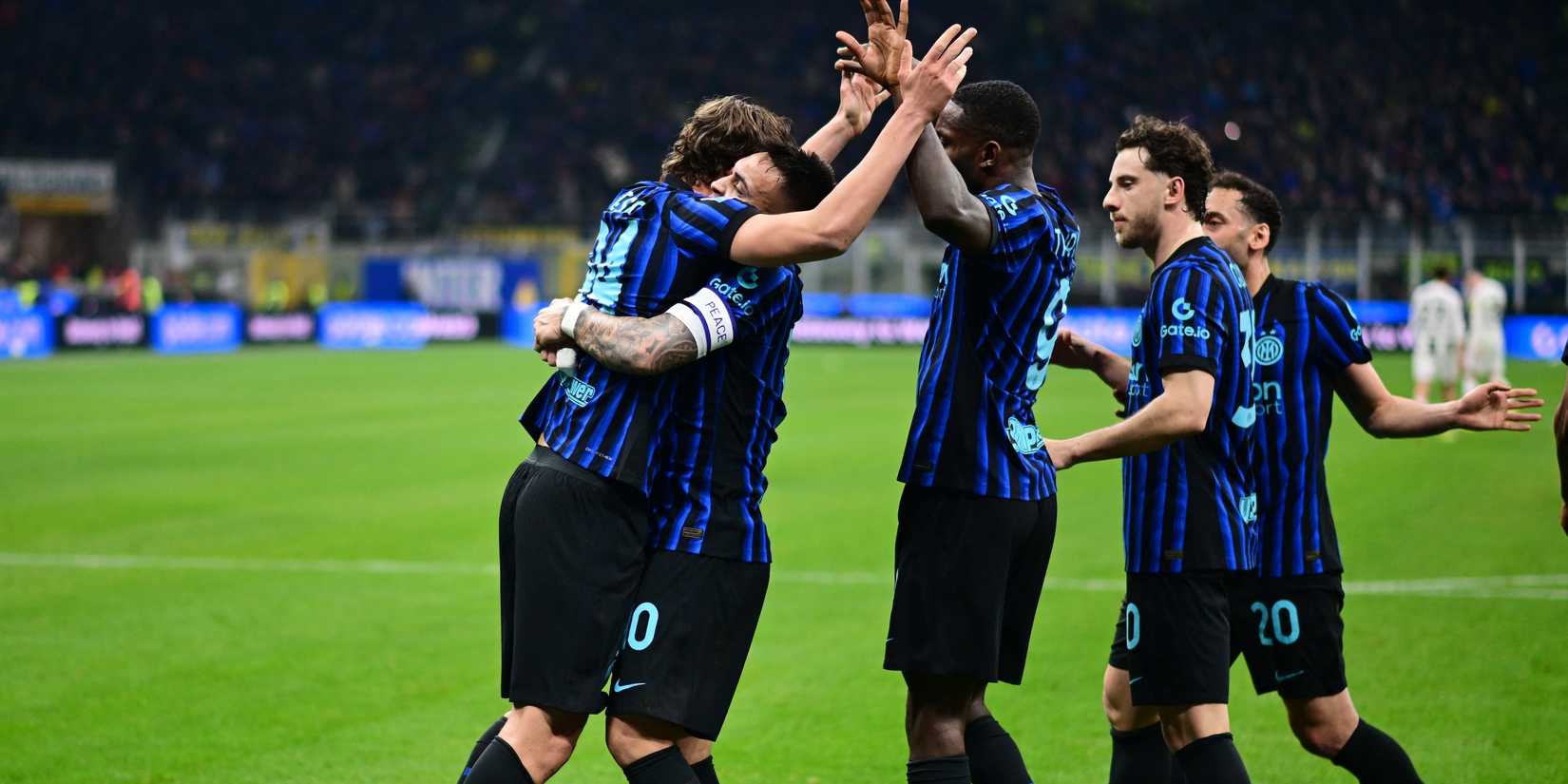 Inter Milan player Francisco Pio Esposito celebrates his second goal with teammates