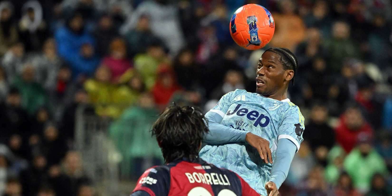 Juventus' Jonathan David in action with Cagliari's Gennaro Borrelli 