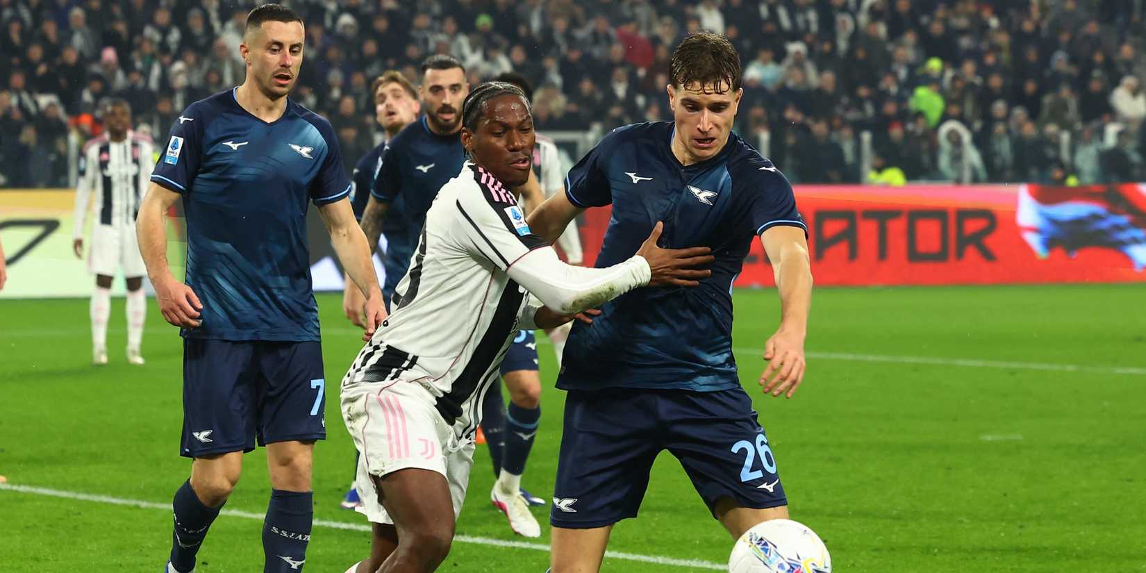  Juventus' Jonathan David in action with Lazio's Toma
