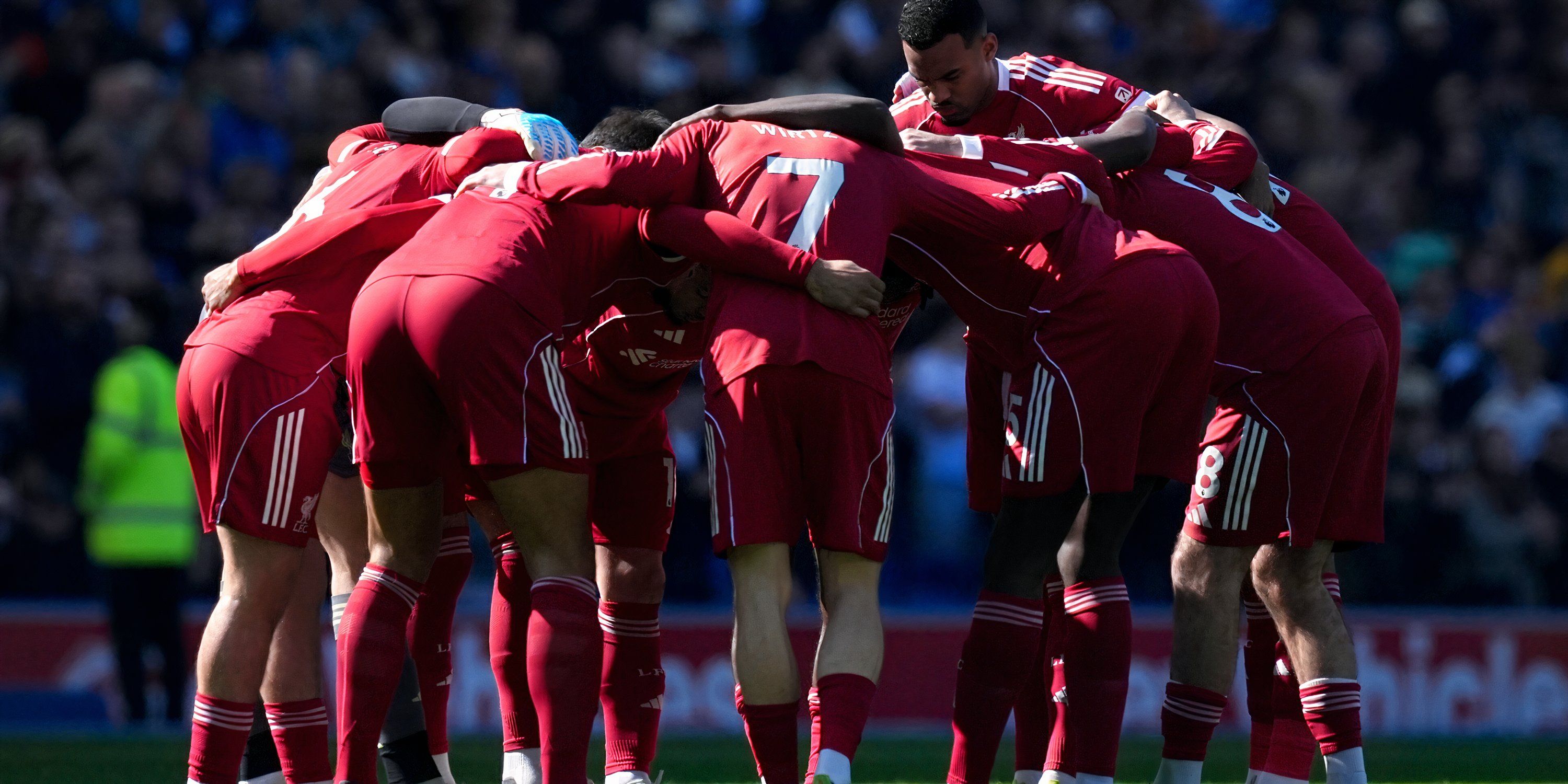 Los jugadores del Liverpool se apiñan