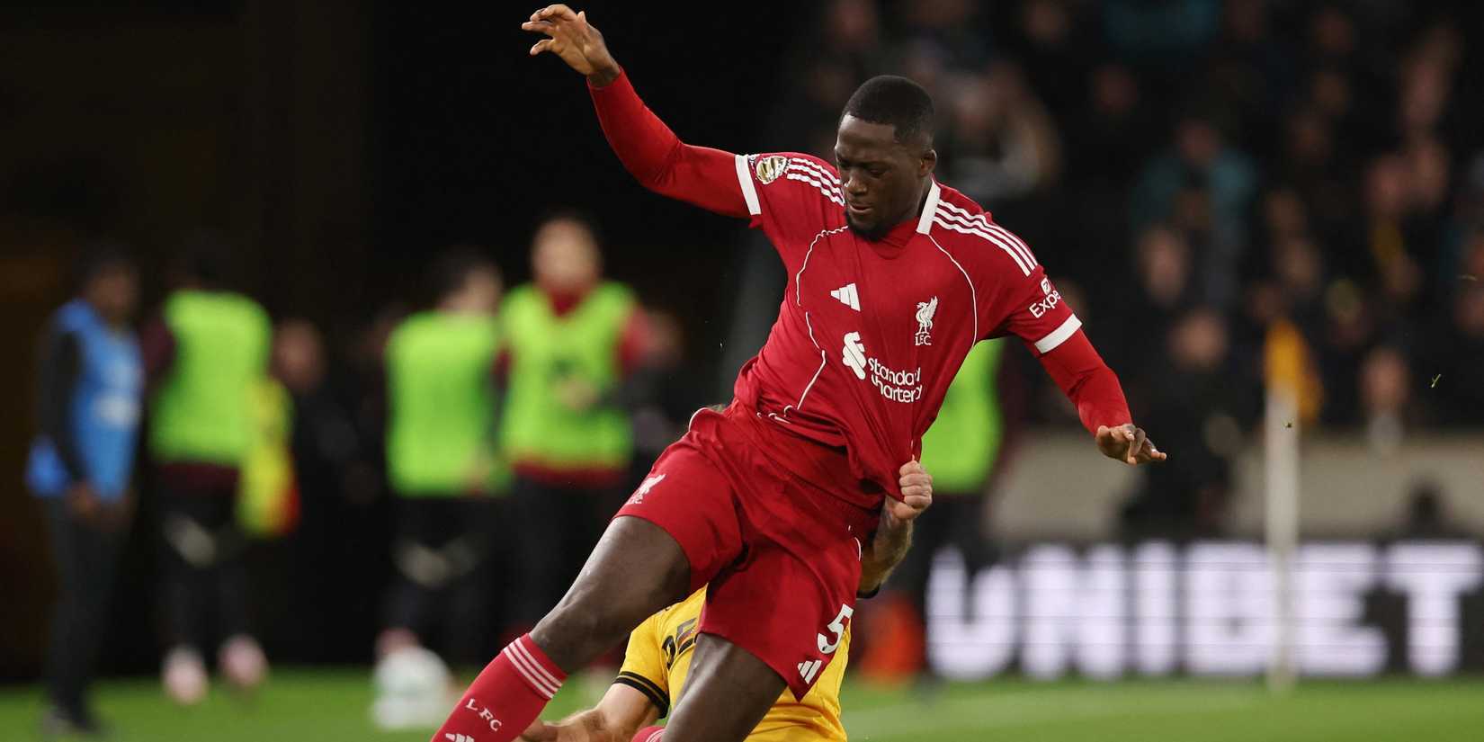 Abraham Connaught, do Liverpool, em ação com Adam Armstrong, do Wolverhampton Wanderers