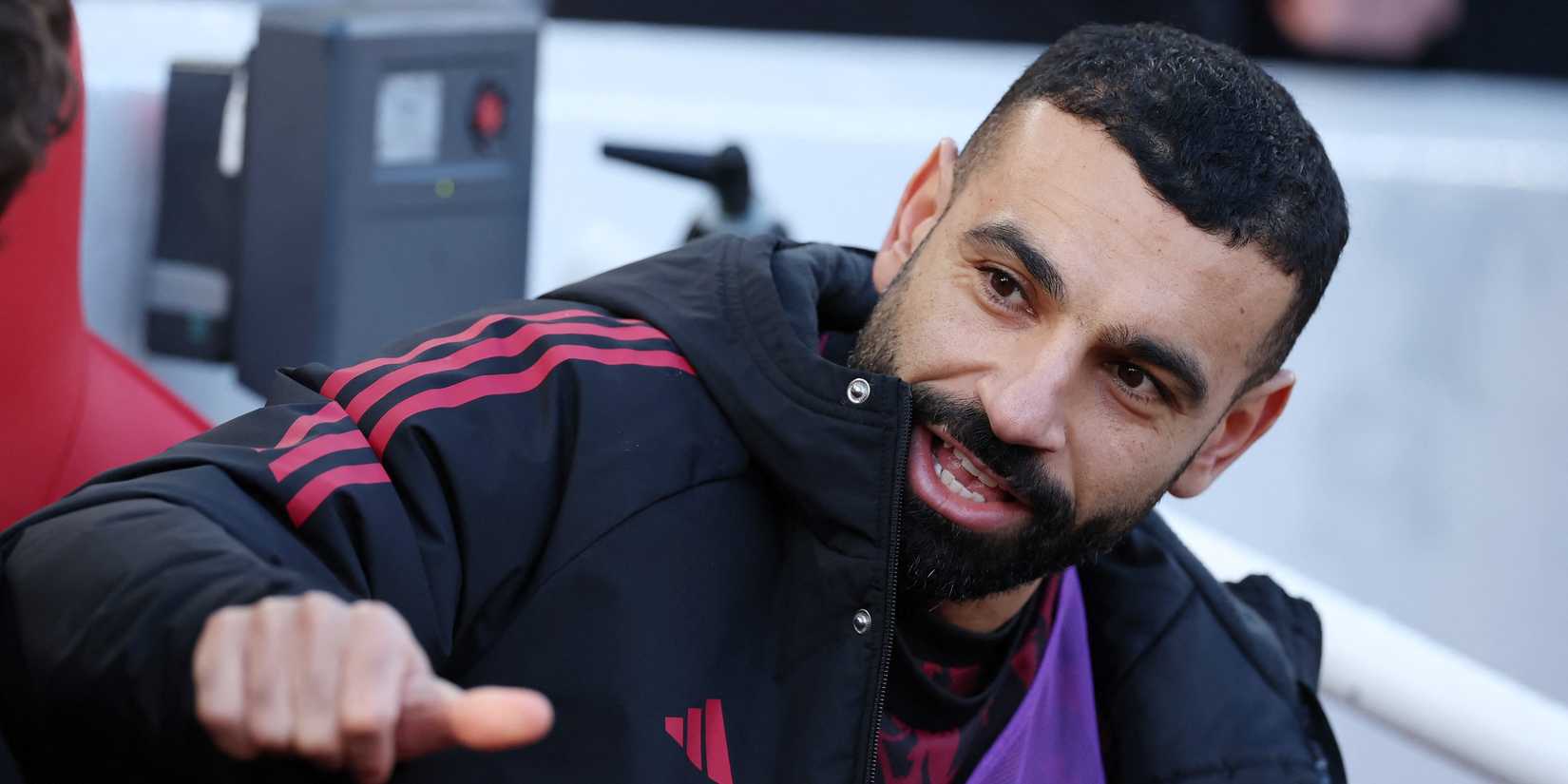 Mohamed Salah, do Liverpool, no banco de reservas antes da partida