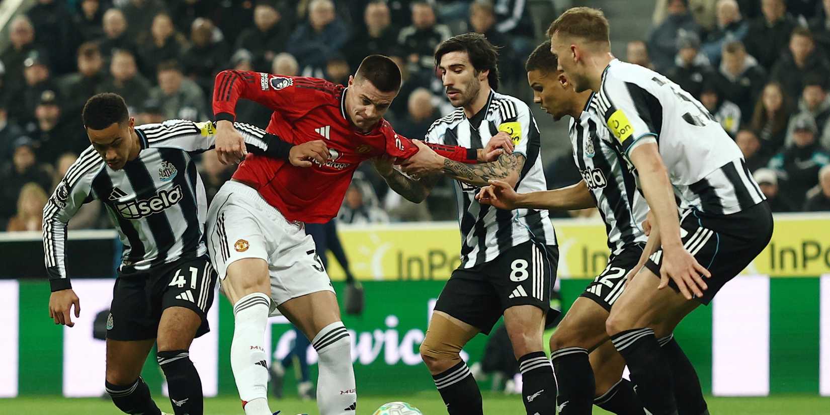 Benjamin Sesko, do Manchester United, em ação com Jacob Ramsey e Sandro Tonali, do Newcastle United 