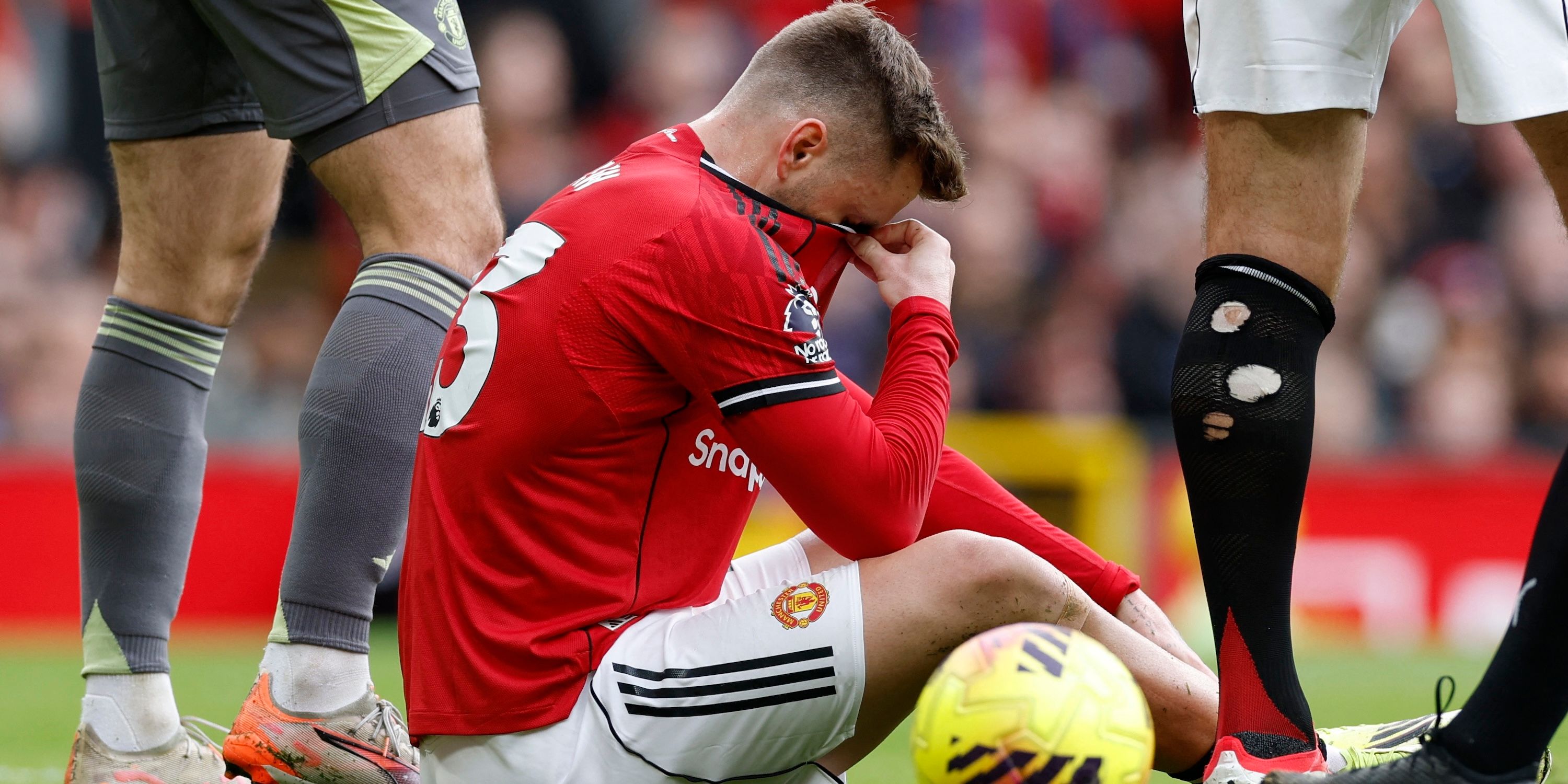 Luke Shaw del Manchester United reacciona después de sufrir una lesión 