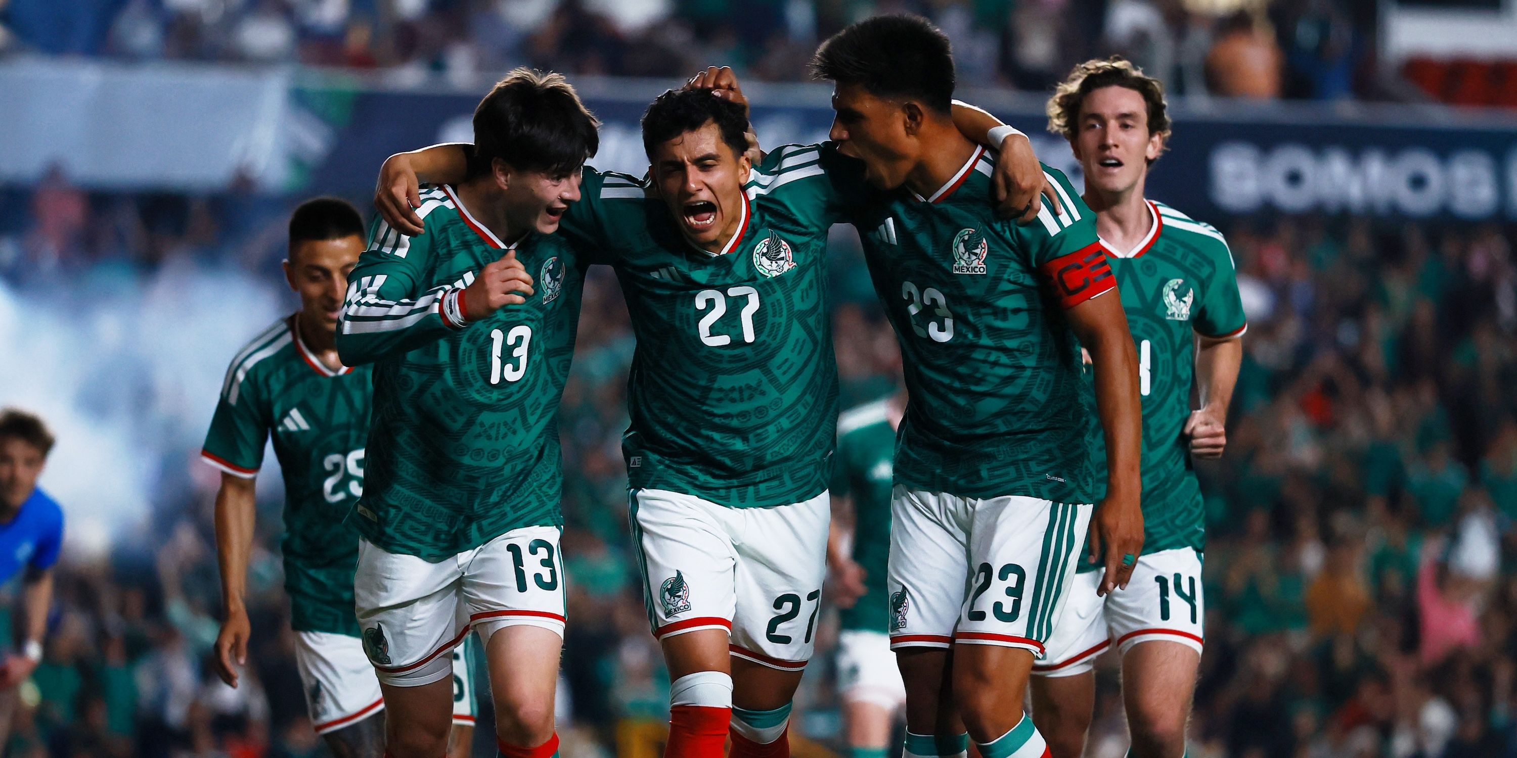 O mexicano Richard Ledezma comemora seu primeiro gol com Armando Gonzalez e Jesus Gallardo 