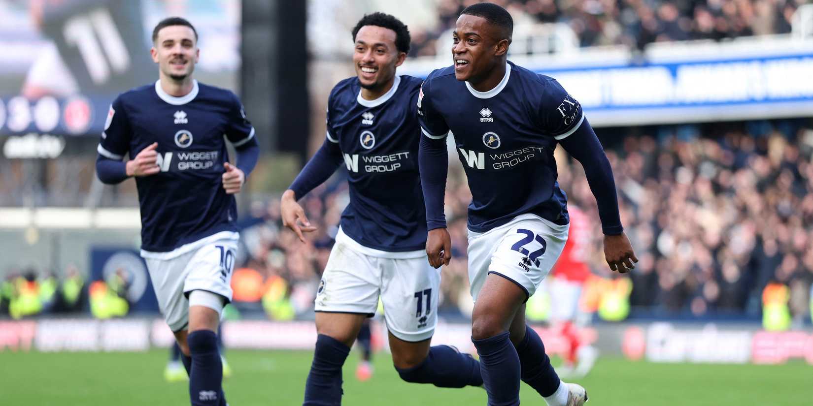 Idomo Emakho, do Millwall, comemora o quarto gol com Femi Aziz, do Millwall