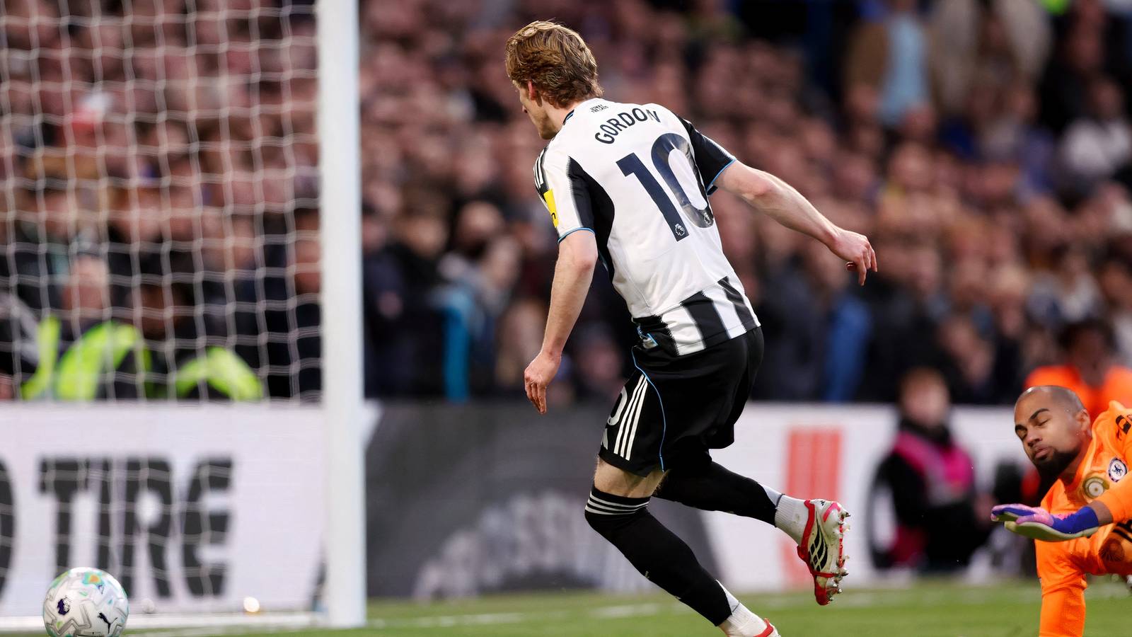Embarrassed by Gordon: Howe must drop Newcastle dud who made just 9 passes
