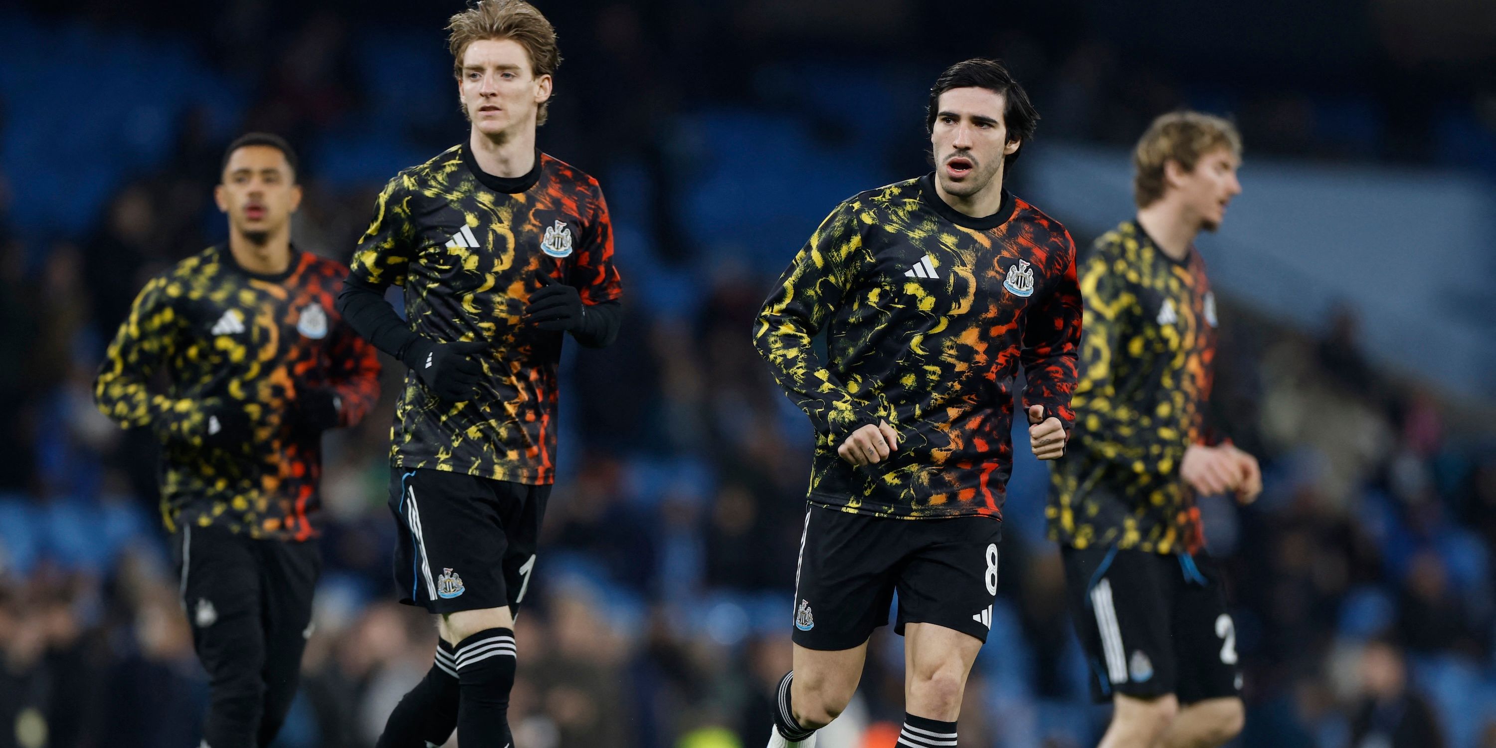Anthony Gordon y Sandro Tonali de Newcastle United durante el calentamiento antes del partido 