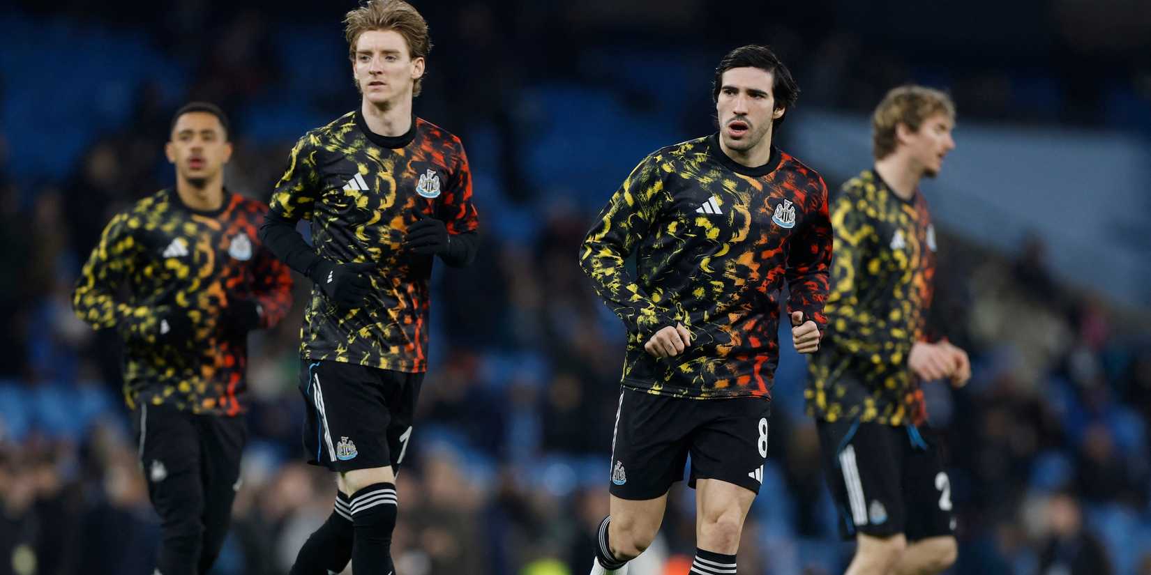Newcastle United's Anthony Gordon and Sandro Tonali during the pre-match warm-up 