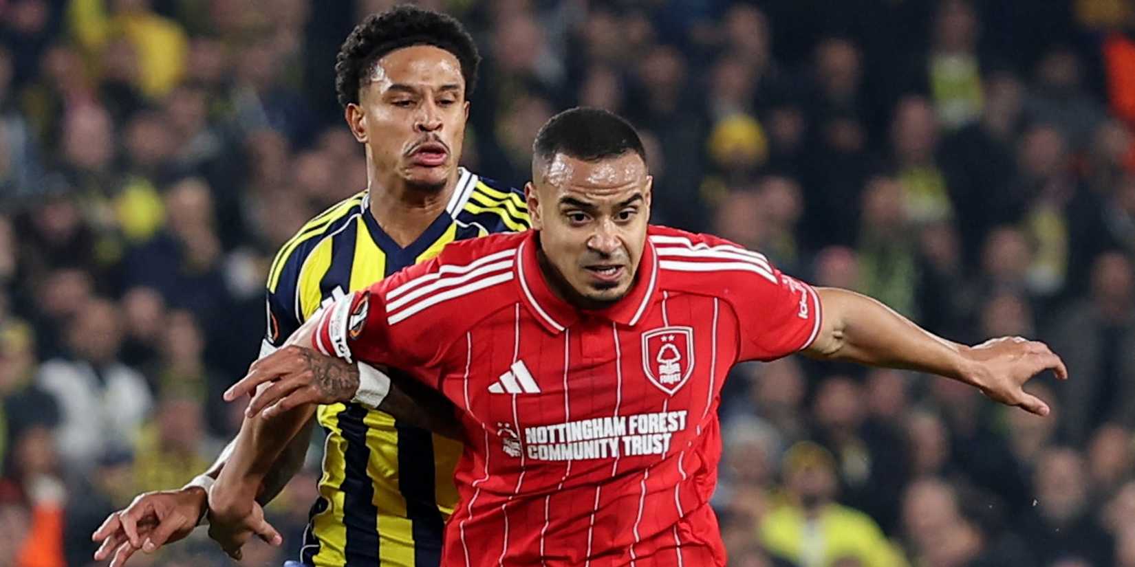 Murillo dari Nottingham Forest beraksi bersama Jayden Oosterwolde dari Fenerbahce