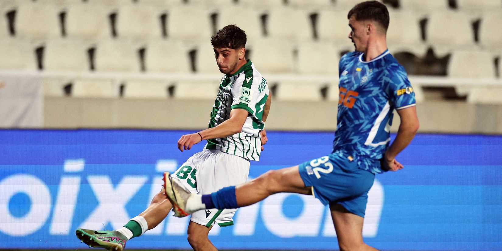 Angelos Nefito, do Omonia Nicosia, em ação com Taras Michaukou, do Dínamo de Kiev