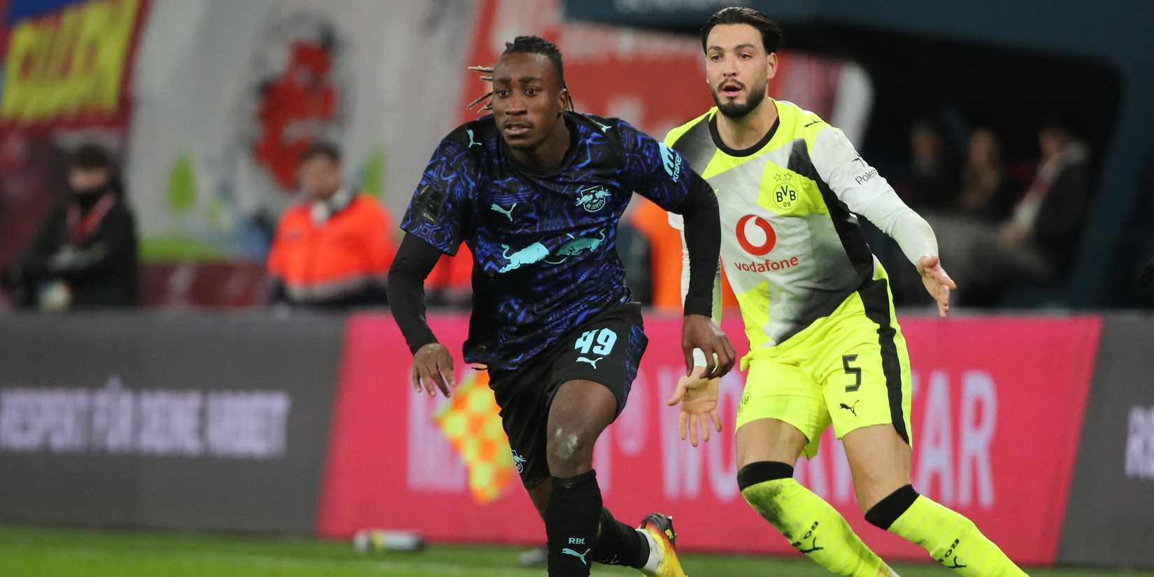 Yann Diomond, do RB Leipzig, em ação com Rami Bensbenny, do Borussia Dortmund