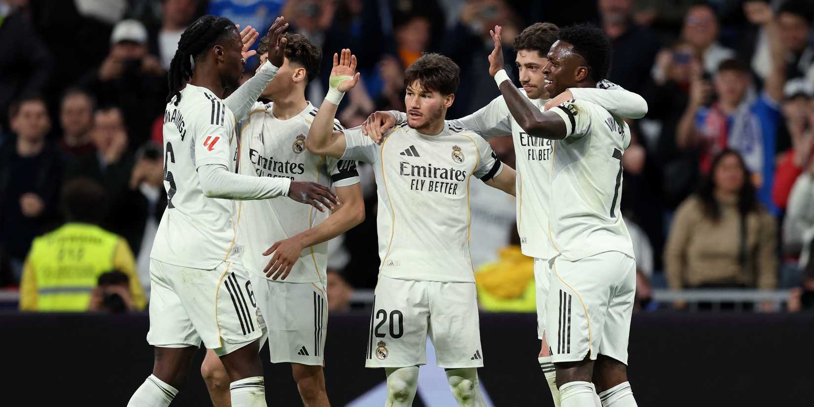 Federico Valverde dari Real Madrid merayakan gol kedua mereka bersama Thiago Pitarch, Fran Garcia, Vinicius Junior dan Eduardo Camavinga