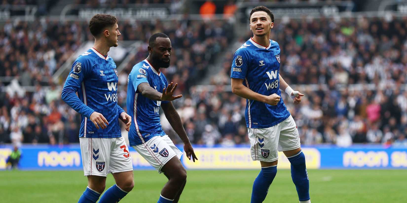 O adolescente de Camsden do Sunderland comemora seu primeiro gol com Lotharel Gertrude e Trey Hume