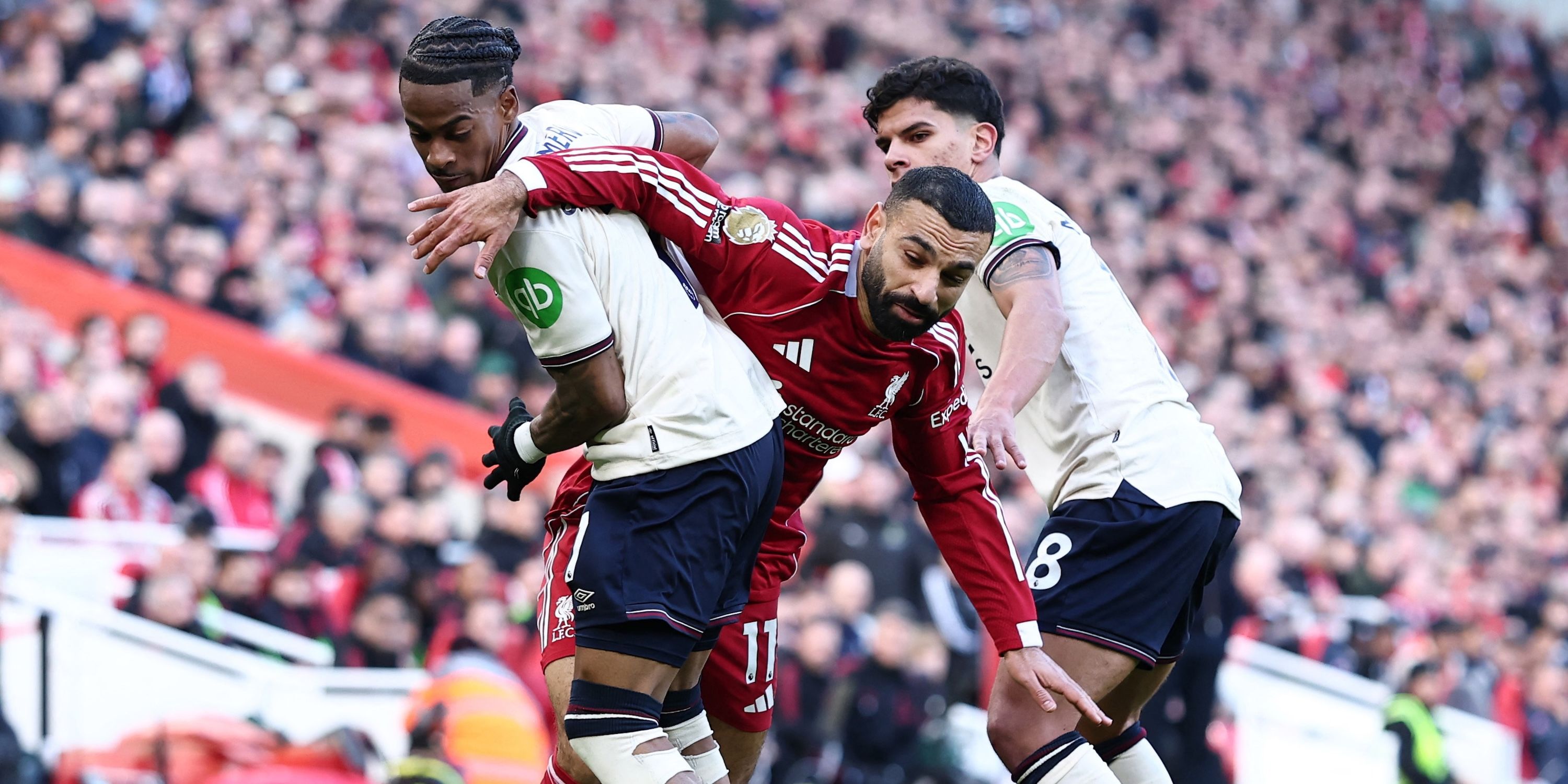 Crescencio Summerville, do West Ham United, em ação com Mohamed Salah, do Liverpool