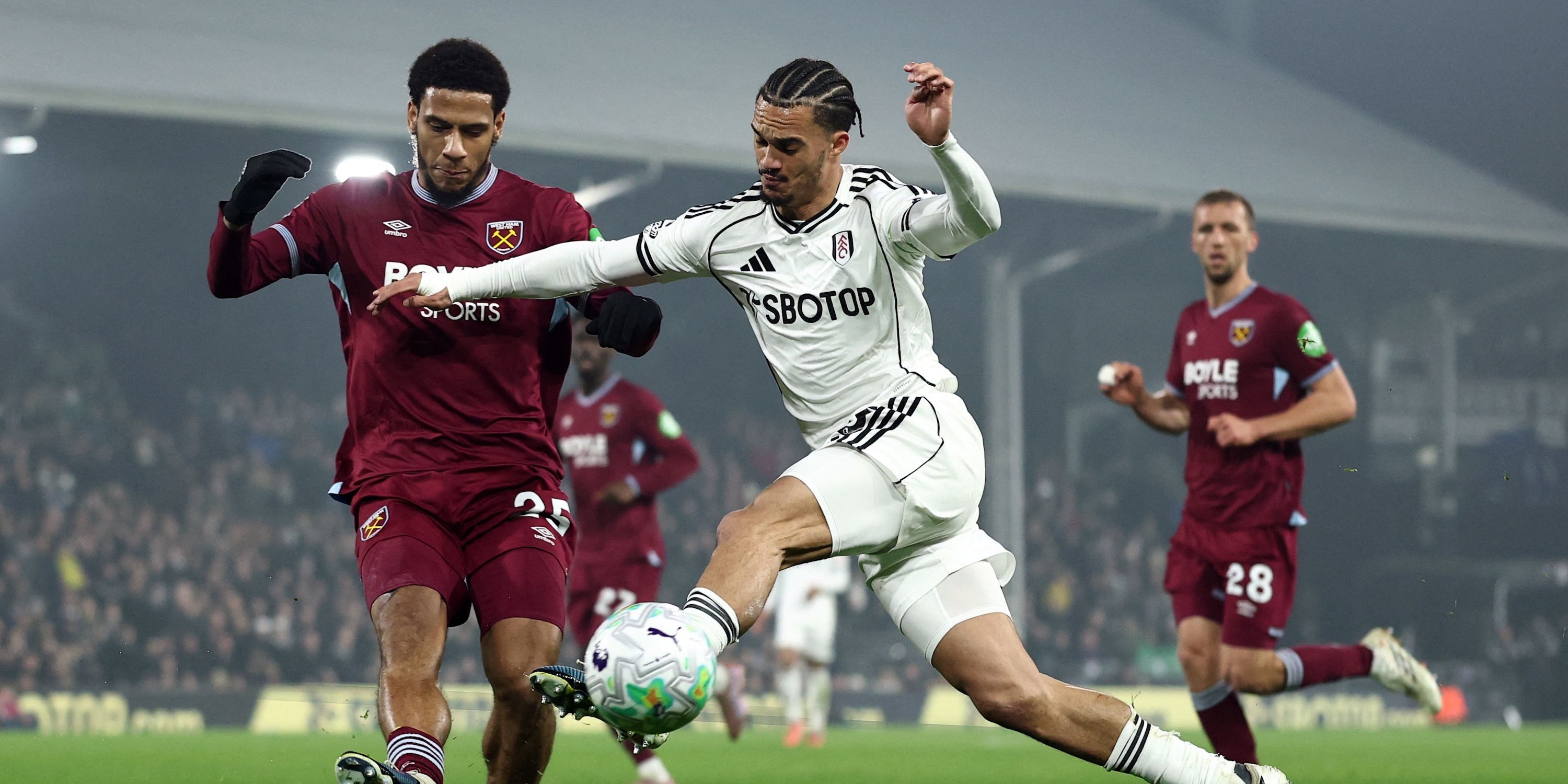 Jean-Claire Todibo, do West Ham United, em ação com Anthony Robinson, do Fulham 